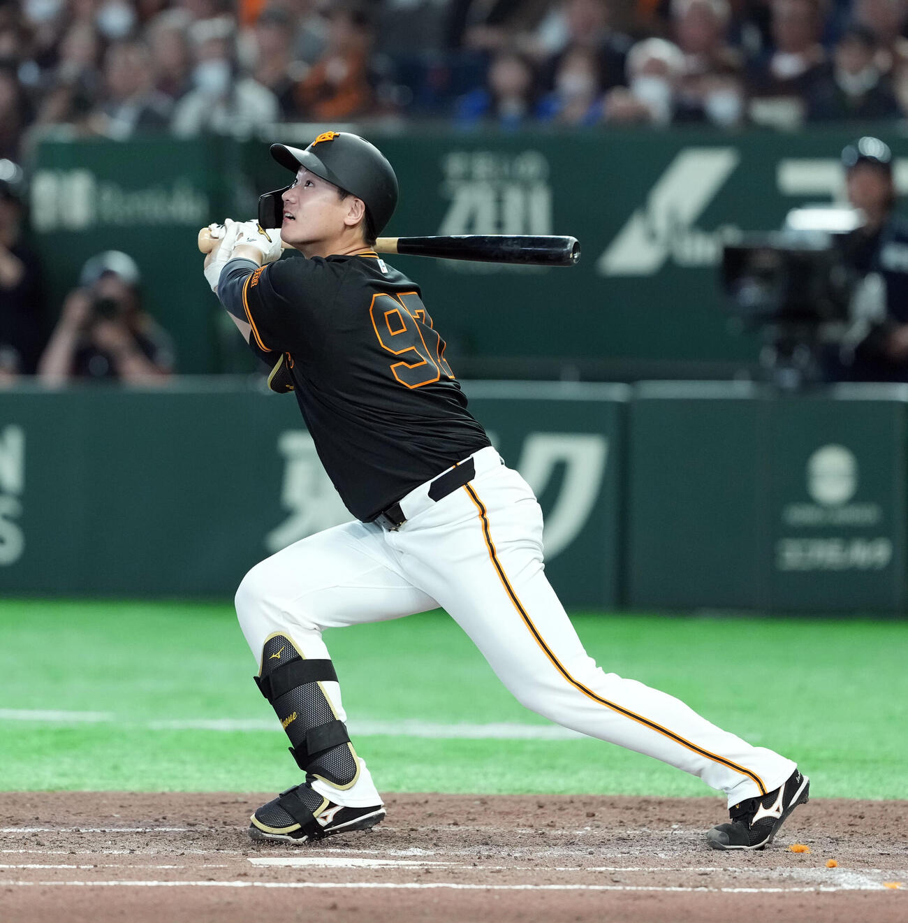 巨人対DeNA 5回裏巨人1死三塁、左犠飛を放つ井上温大（撮影・たえ見朱実）