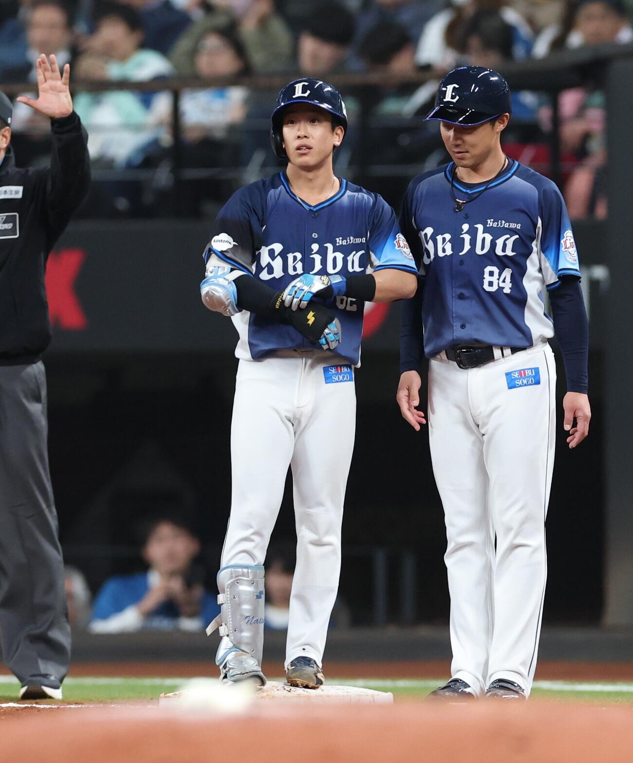 日本ハム対西武　7回表西武2死一塁、安打を放つ滝沢夏央（撮影・黒川智章）