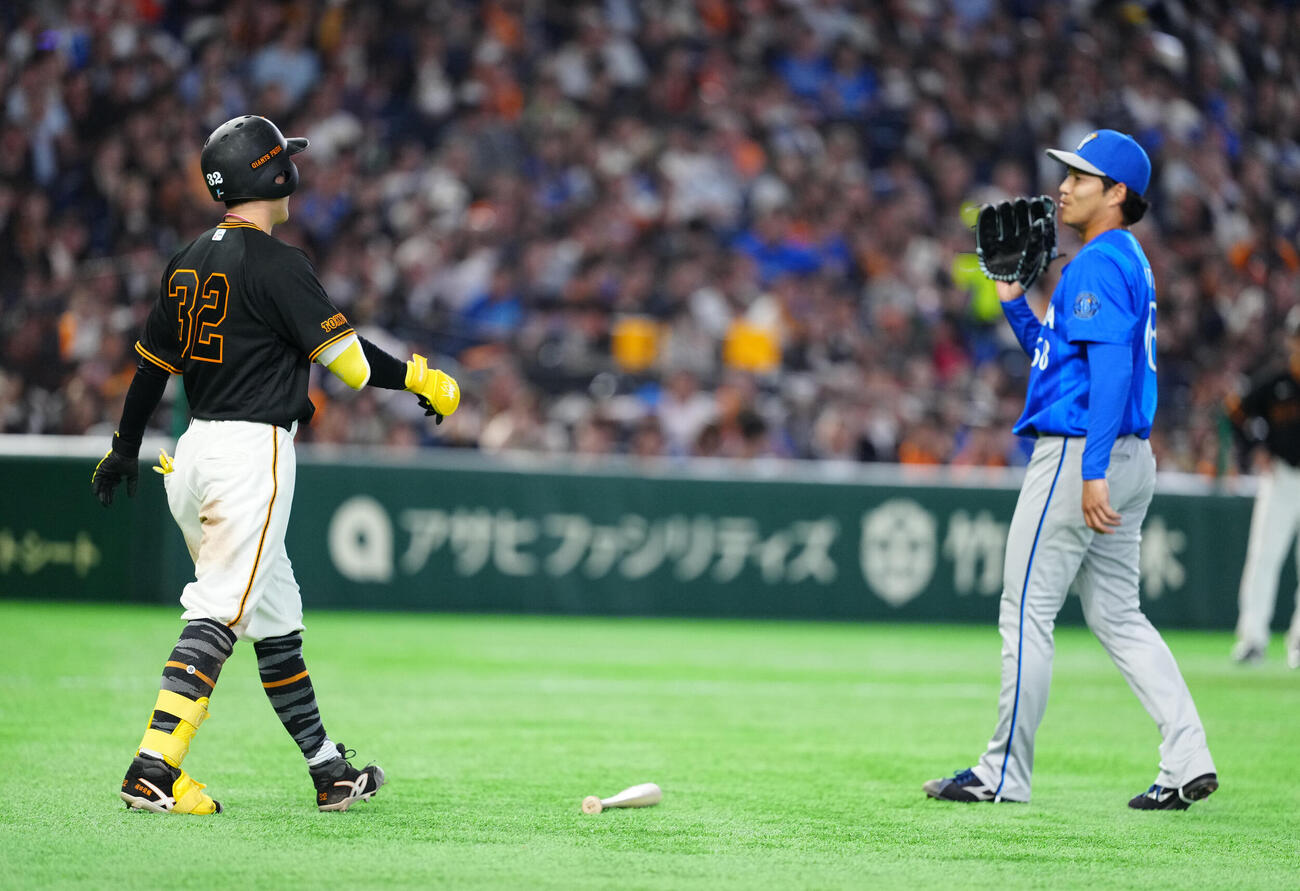 巨人対DeNA 7回裏、バットを放り、警告を受けた巨人浦田俊輔（左）（撮影・江口和貴）