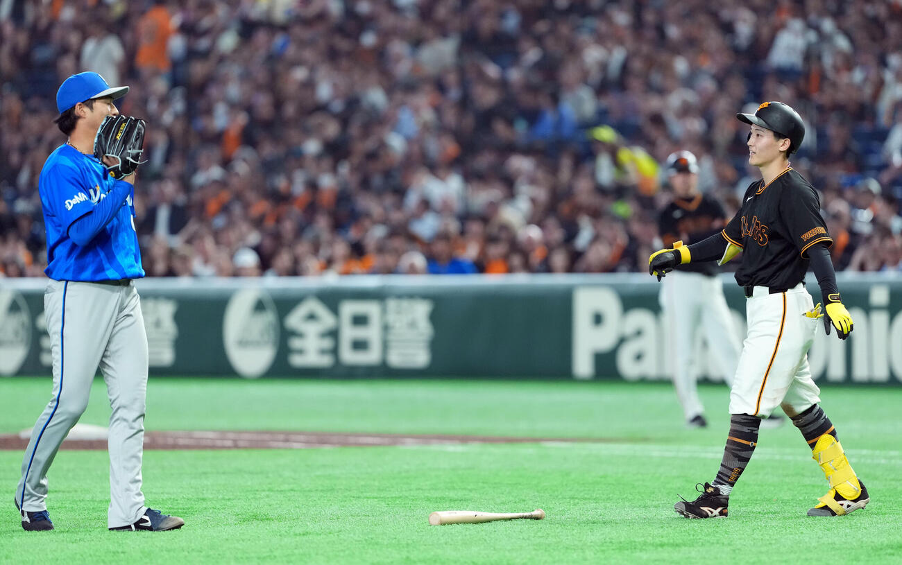 巨人対DeNA 7回裏巨人2死、バットがすっぽ抜け警告を受けた浦田俊輔。左はDeNA岩田将貴（撮影・たえ見朱実）