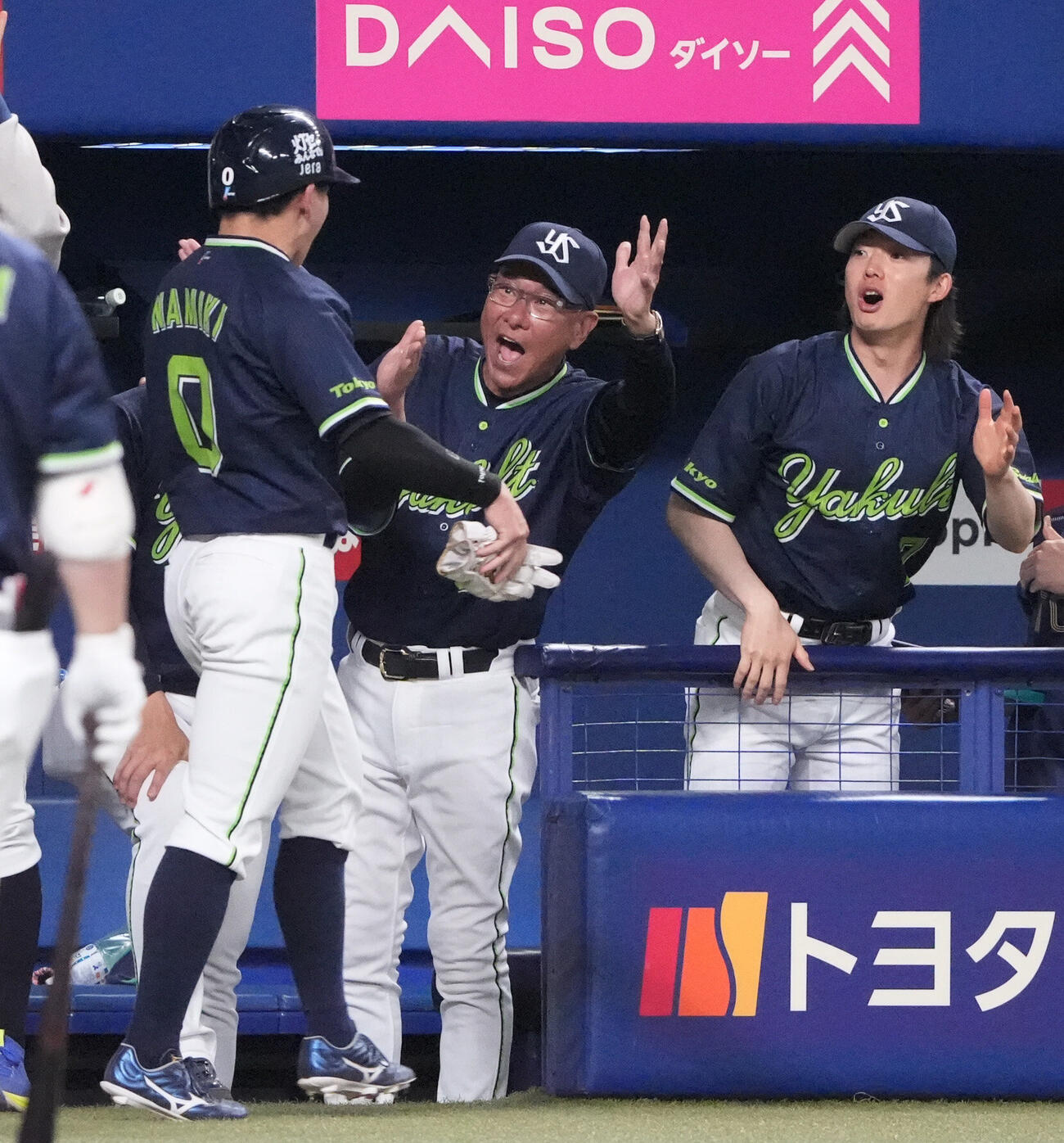 中日対ヤクルト　8回表ヤクルト2死二、三塁、池山隆寛監督（中央）は生還した並木秀尊を迎える（撮影・森本幸一）
