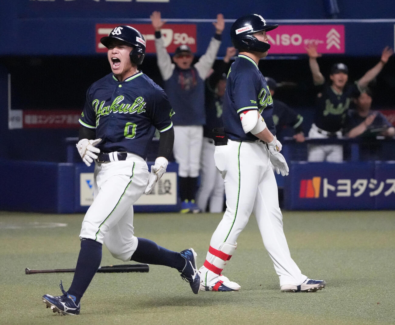 中日対ヤクルト　8回表ヤクルト2死二、三塁、並木秀尊（左）は岩田幸宏の2点適時打で生還する（撮影・森本幸一）