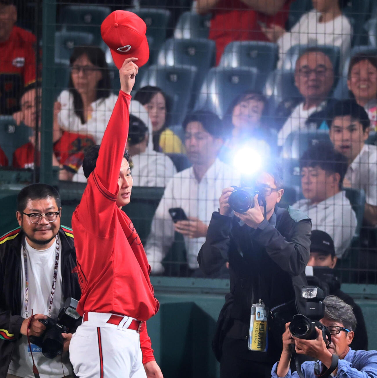 阪神対広島　阪神に勝利しスタンドにあいさつする広島栗林良吏（撮影・加藤哉）