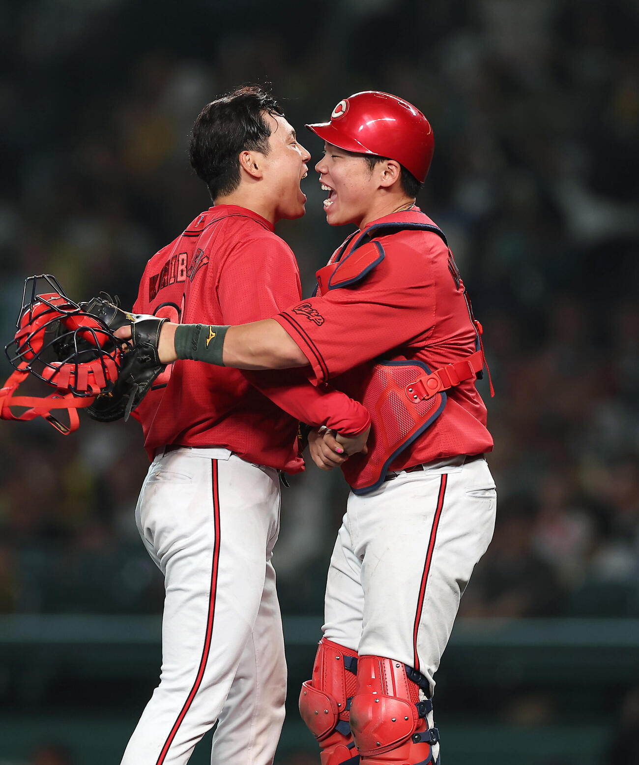 阪神対広島　完封勝利を挙げ、持丸泰輝（右）と抱き合って喜ぶ広島栗林良吏（撮影・前田充）