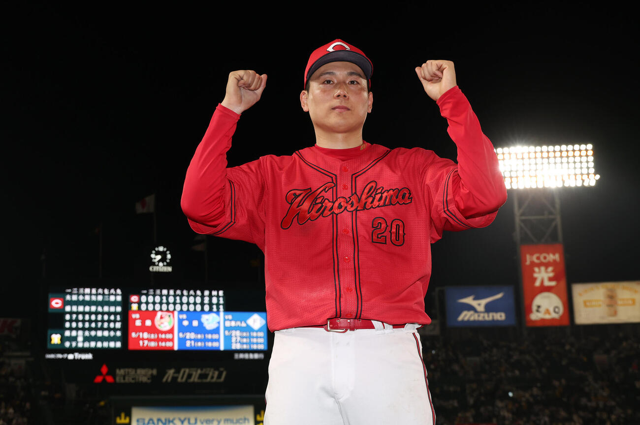 阪神対広島　完封勝利を挙げガッツポーズする広島栗林良吏（撮影・前田充）