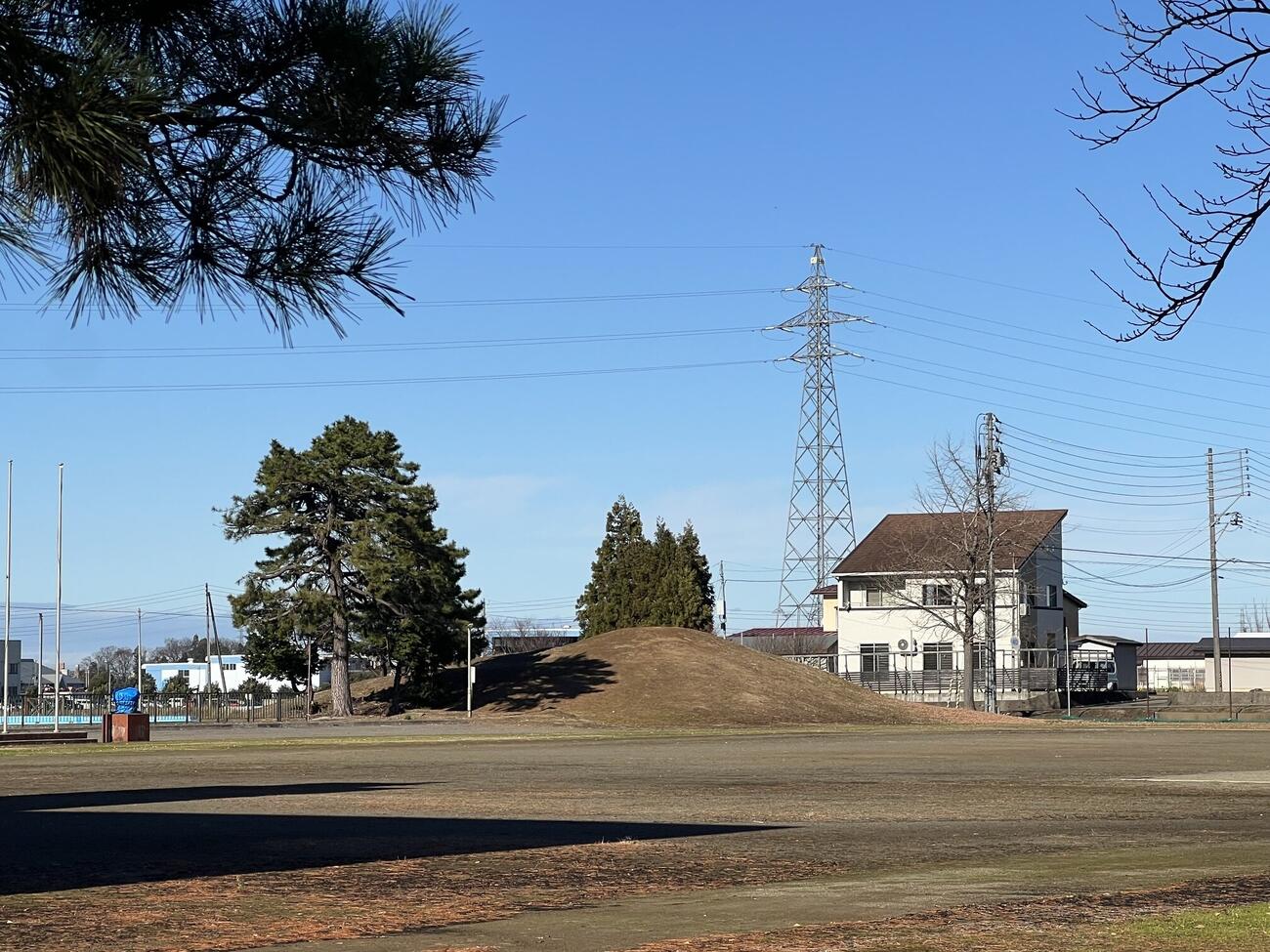 西武滝沢が通った小学校校庭にはスキー用の山がある（撮影・金子真仁）