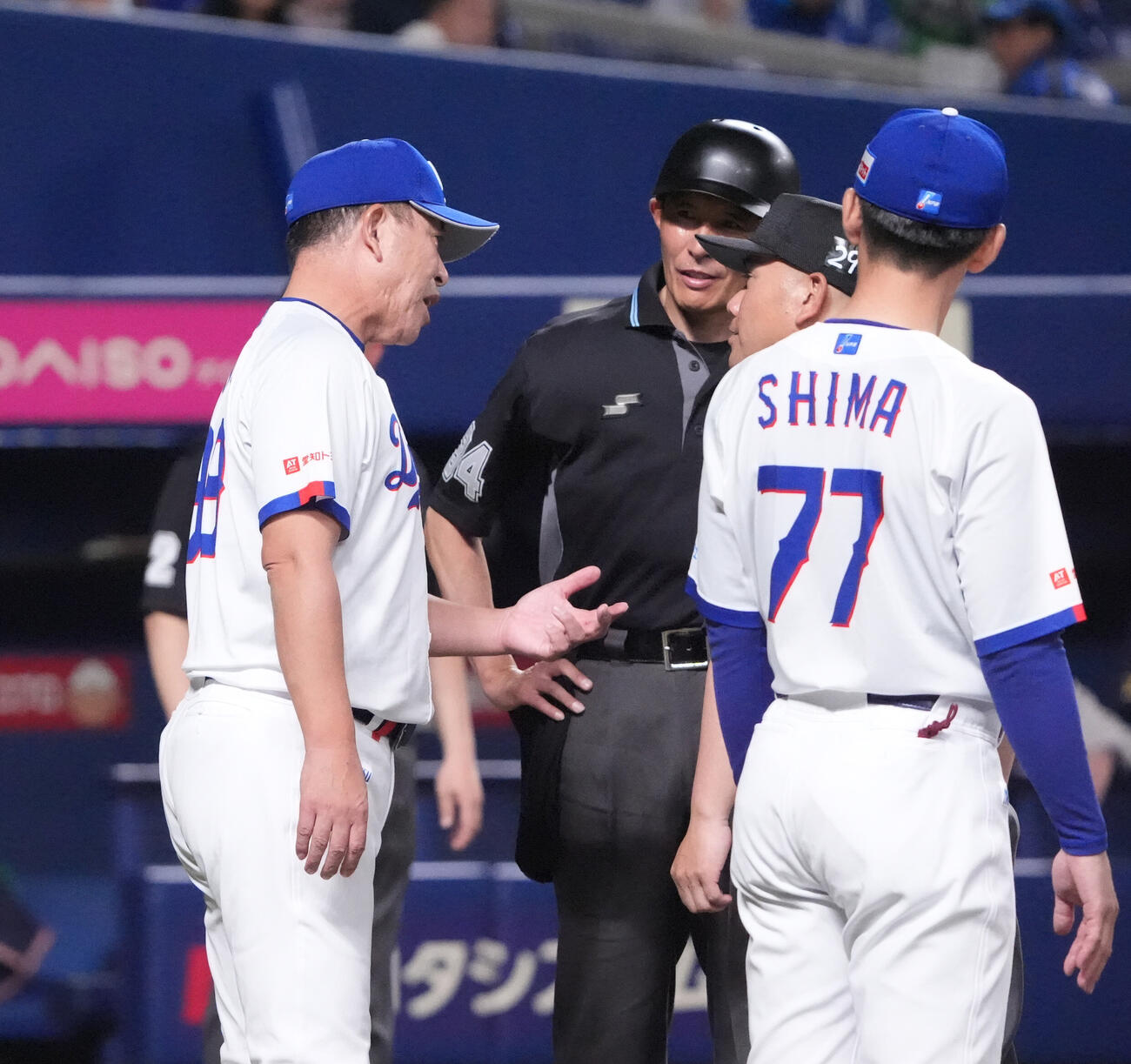 中日対ヤクルト　試合終了、井上一樹監督（左）は審判団と話をする（撮影・森本幸一）