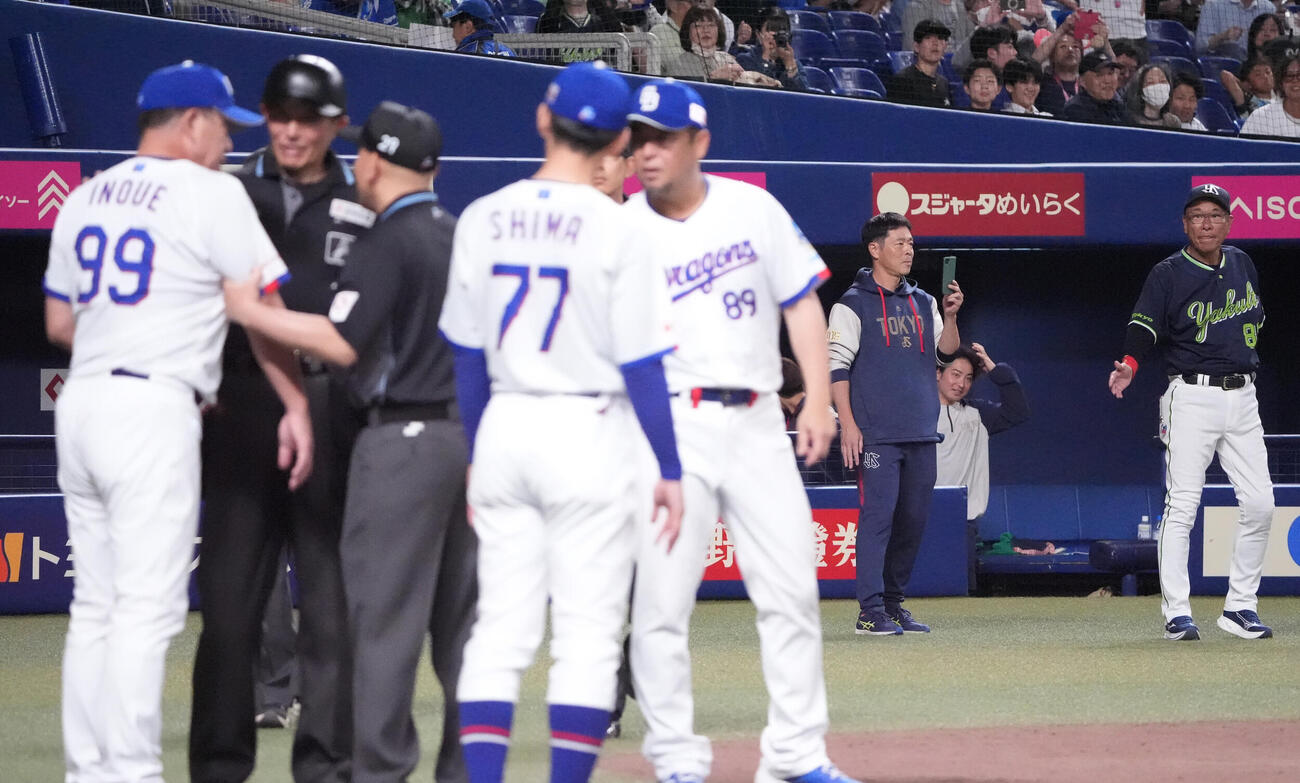 中日対ヤクルト　試合終了、池山隆寛監督（右）は審判団と話す井上一樹監督の方を見つめる（撮影・森本幸一）