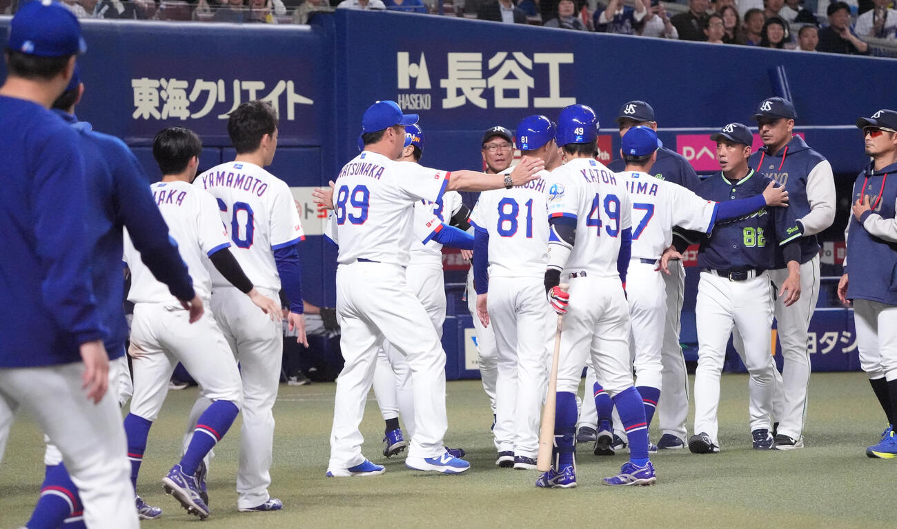 中日対ヤクルト　9回裏中日1死一塁、ジェイソン・ボスラーの死球で両チームナインがベンチを飛び出す（撮影・森本幸一）