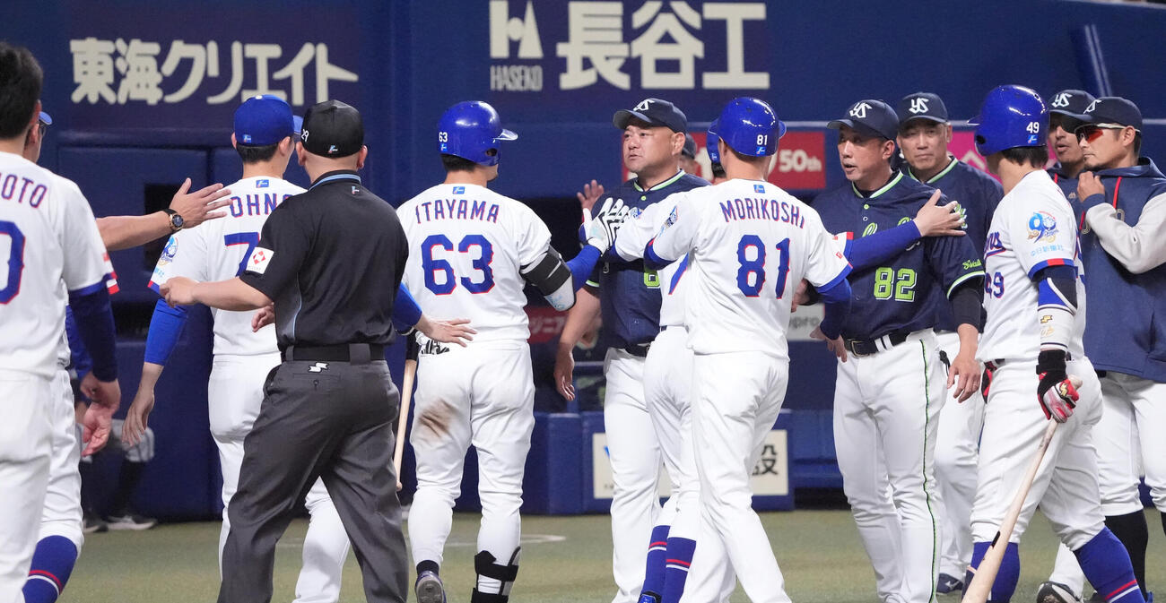 中日対ヤクルト　9回裏中日1死一塁、ジェイソン・ボスラー（左）への死球で両チームナインがベンチを飛び出す（撮影・森本幸一）