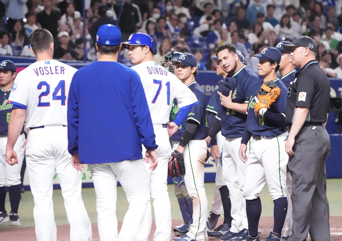 中日対ヤクルト　9回裏中日1死一塁、ホセ・キハダ（右から4人目）のジェイソン・ボスラー（左）への死球で両チームナインがベンチを飛び出す（撮影・森本幸一）