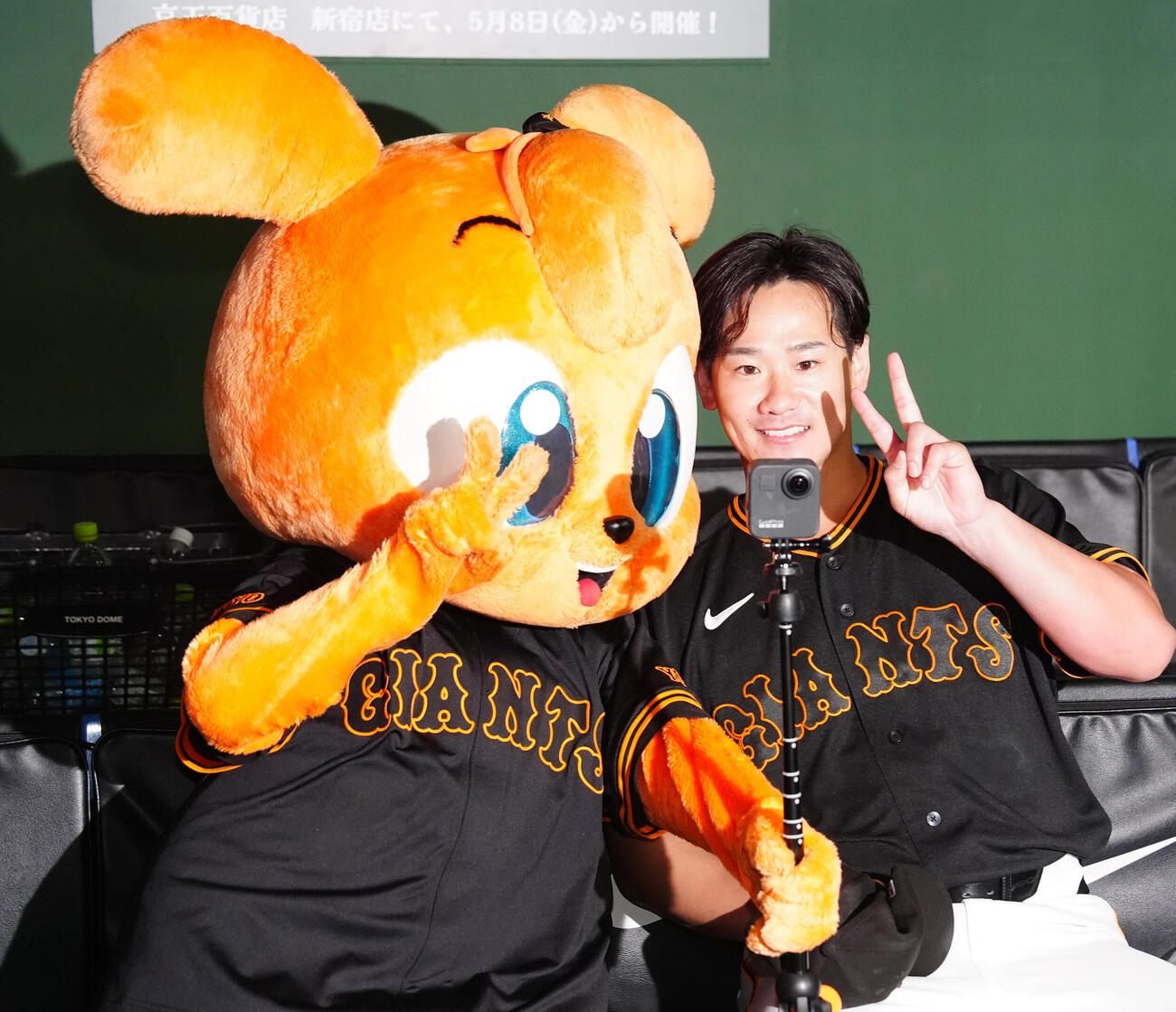 巨人対DeNA　試合後、キッズジャビット（左）と写真に納まる巨人井上温大（撮影・江口和貴）