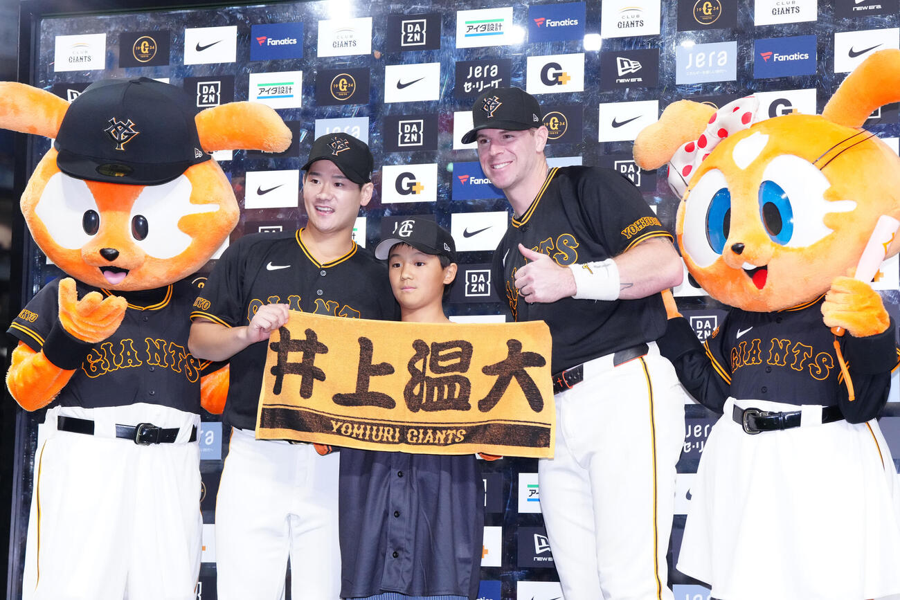 巨人対DeNA　試合後、お立ち台でファンと写真に納まる巨人トレイ・キャベッジ（中央右）と井上温大（同左）（撮影・江口和貴）