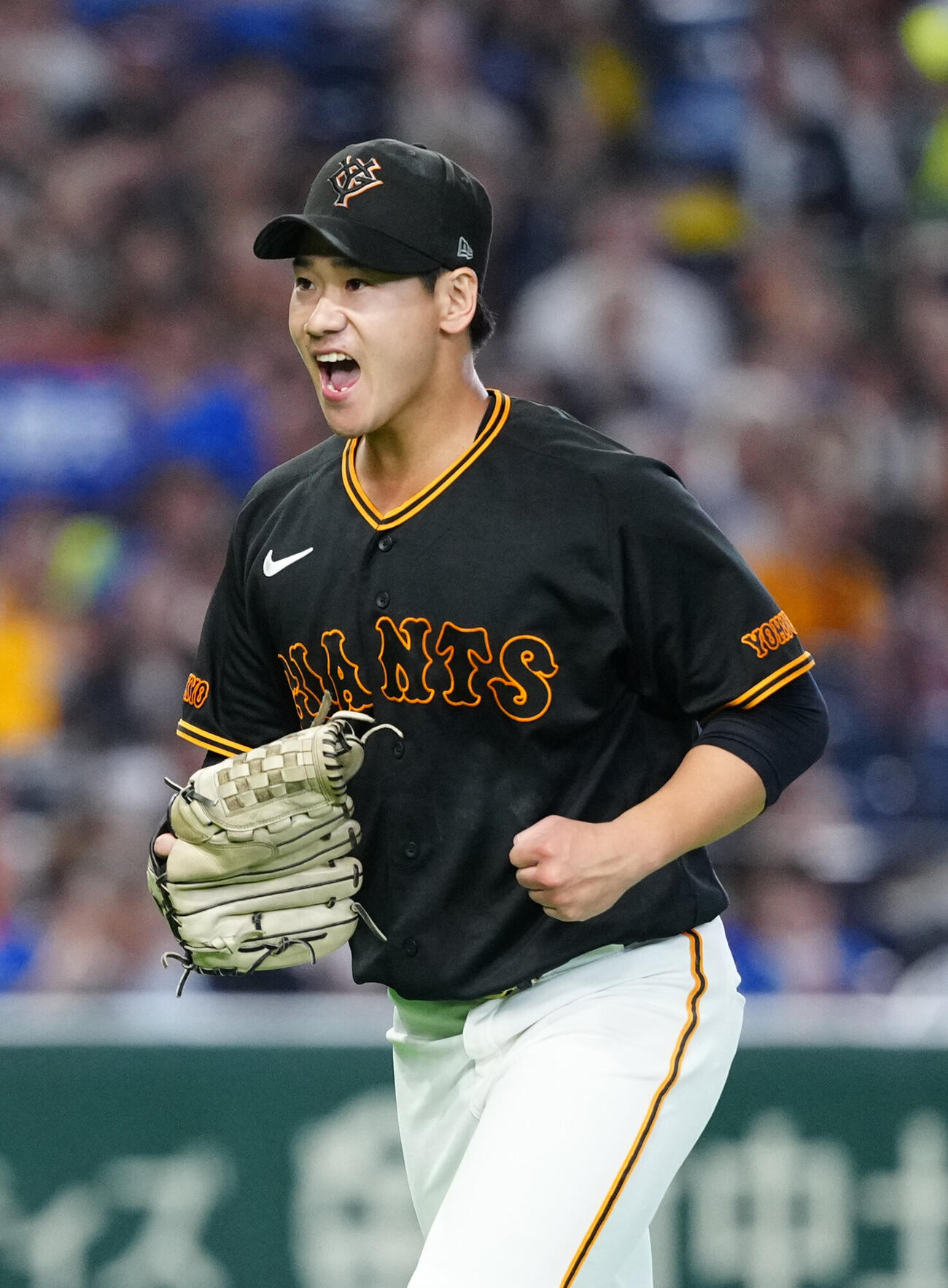 巨人対DeNA 8回表DeNA2死、代打蝦名達夫を三ゴロに仕留め、ガッツポーズを見せる井上温大（撮影・江口和貴）