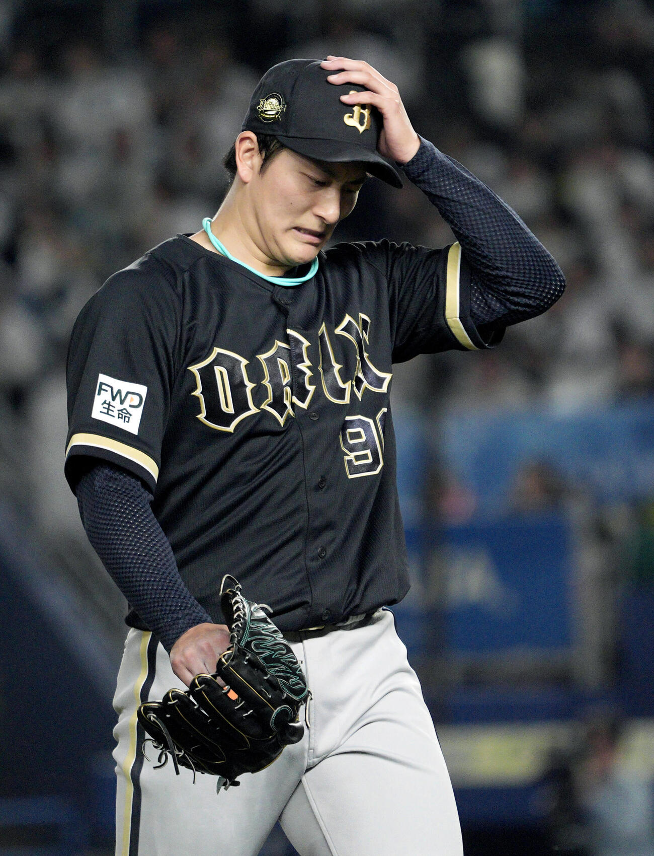 3回に3点を奪われベンチに戻るオリックス・高島＝ZOZOマリン(共同)