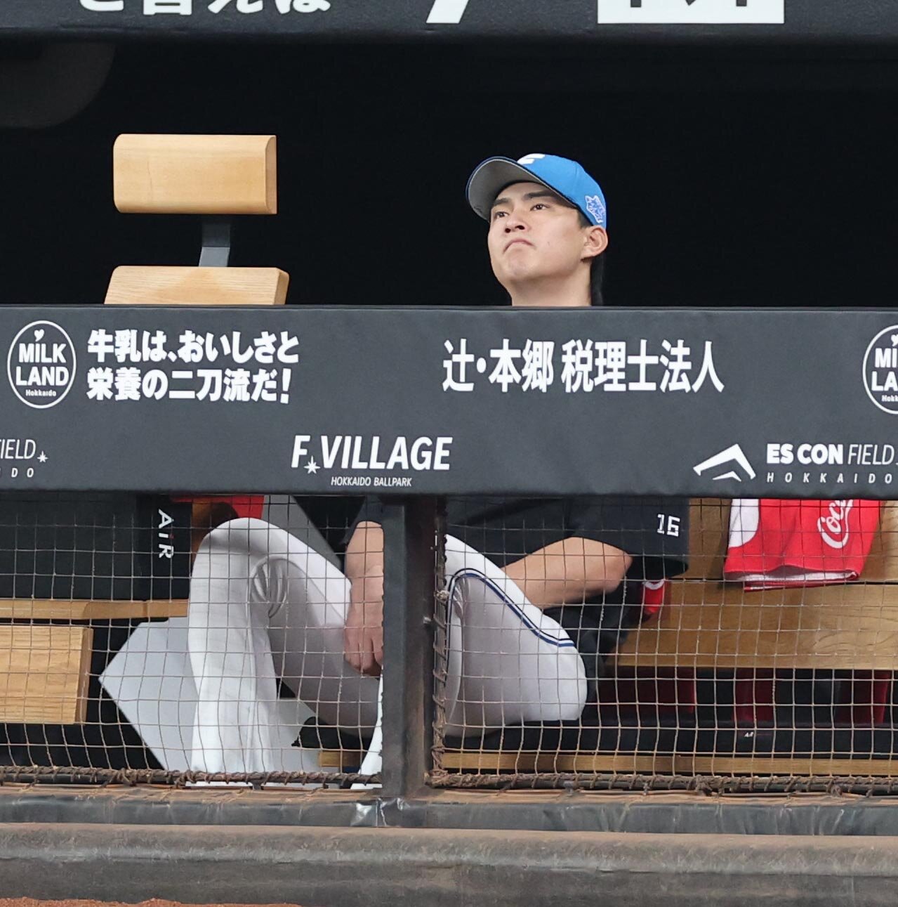 日本ハム対西武　ベンチで渋い表情の達孝太（撮影・黒川智章）