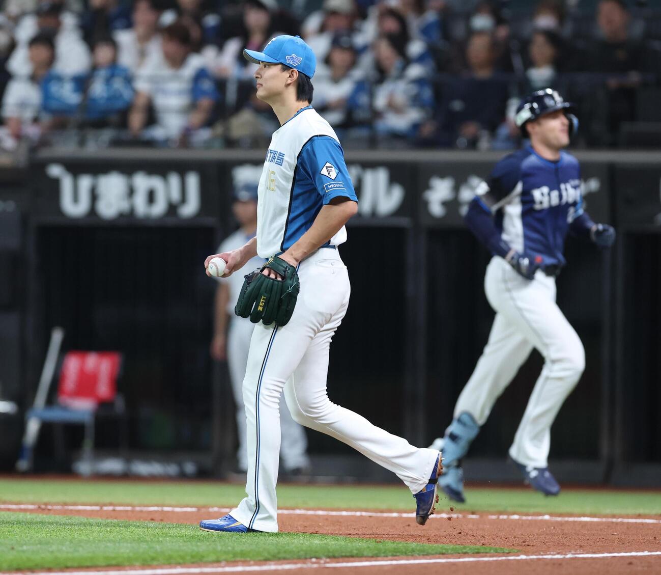日本ハム対西武　6回表西武1死満塁、ネビン（右）に犠飛を浴びる達孝太（撮影・黒川智章）