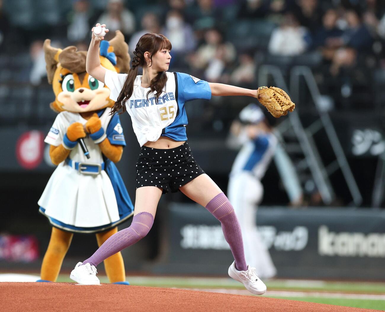 ファーストピッチセレモニーで投球するELSEEのAKARI（撮影・黒川智章）
