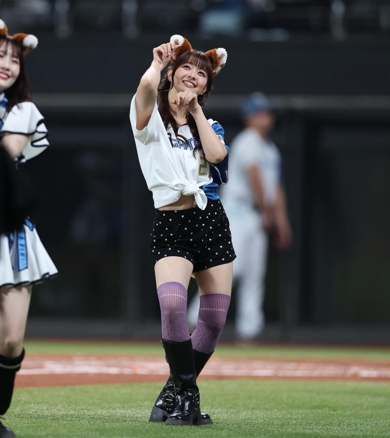 きつねダンスを踊るELSEEのメンバー（撮影・黒川智章）