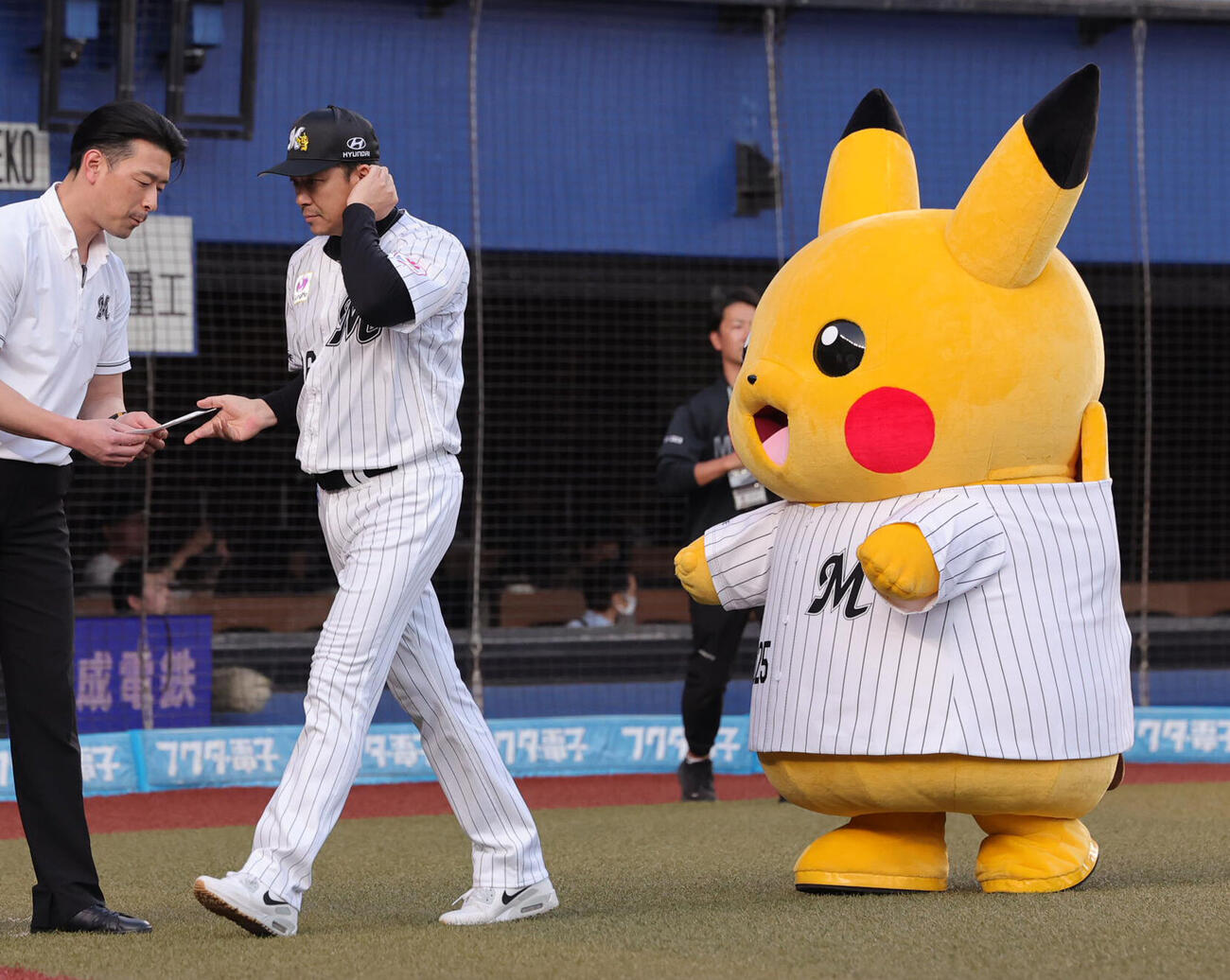 ロッテ対オリックス　メンバー表の最終確認でピカチュウを従えるロッテのサブロー監督（撮影・野上伸悟）