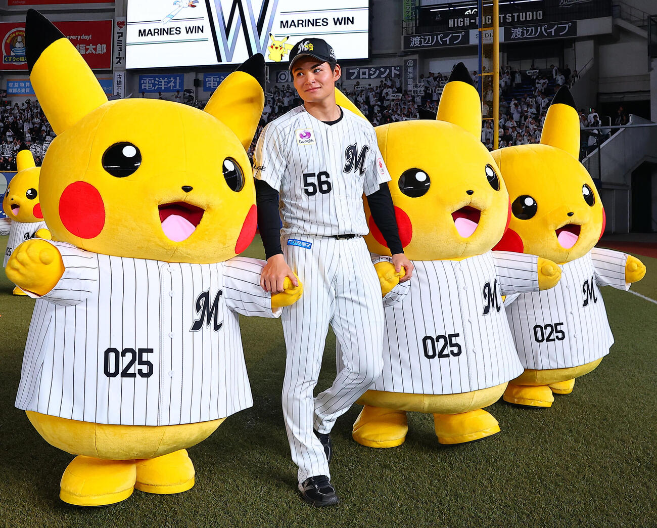 ロッテ対オリックス　ピカチュウと勝利を喜ぶロッテ中森俊介（撮影・野上伸悟）