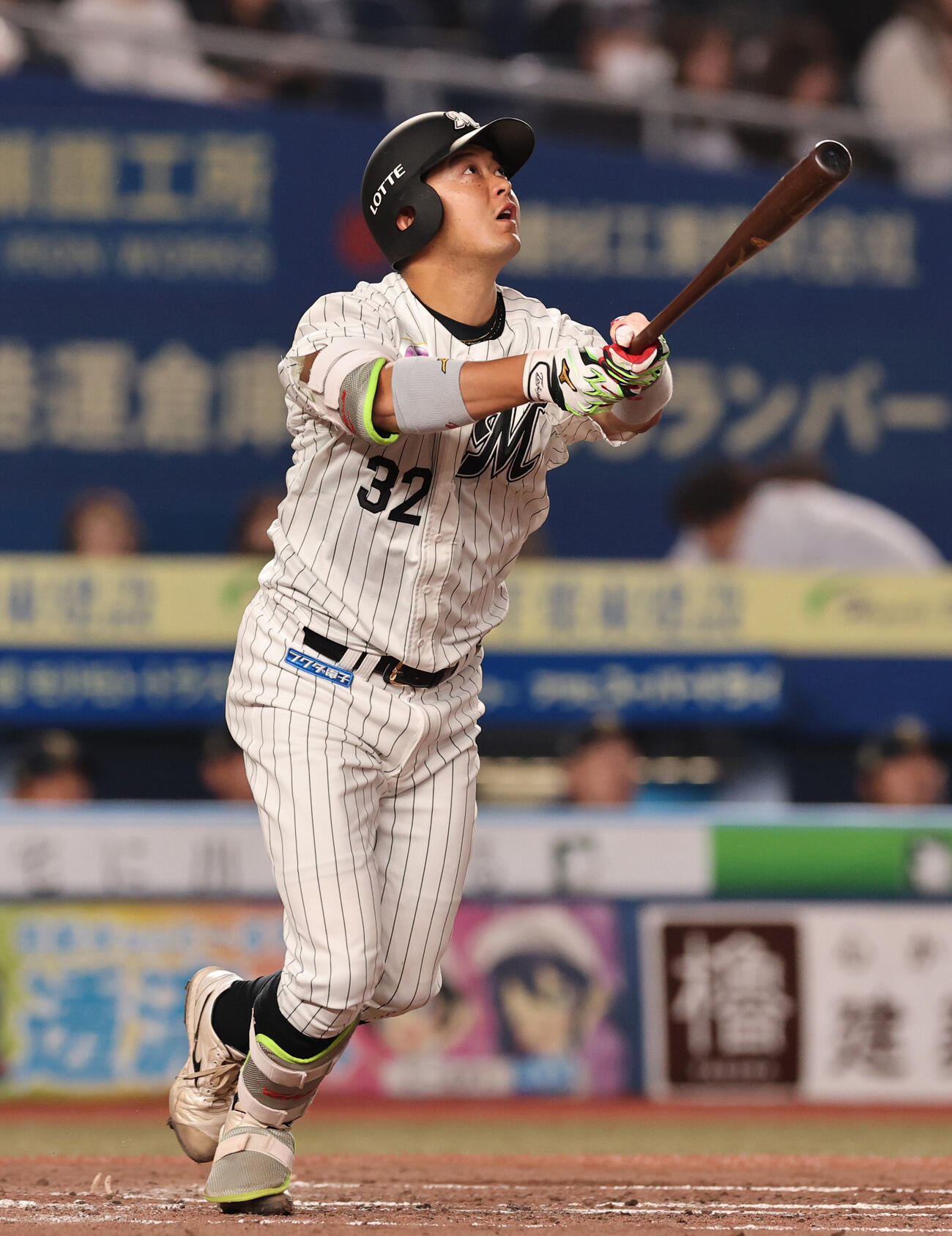 ロッテ対オリックス　3回裏ロッテ2死三塁、2点本塁打を放つ佐藤都志也（撮影・野上伸悟）