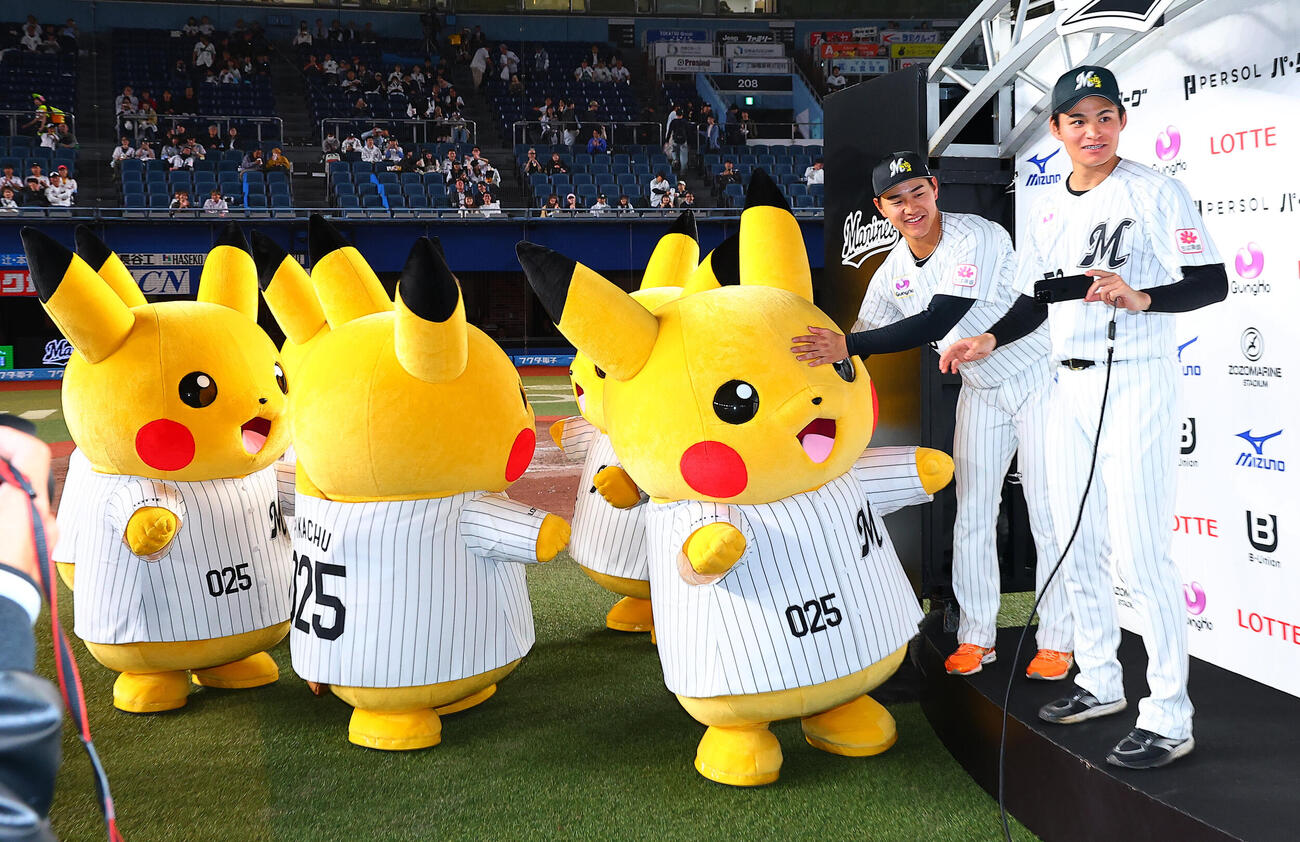 ロッテ対オリックス　ピカチュウと勝利を喜ぶロッテ中森俊介（右）と西川史礁（撮影・野上伸悟）