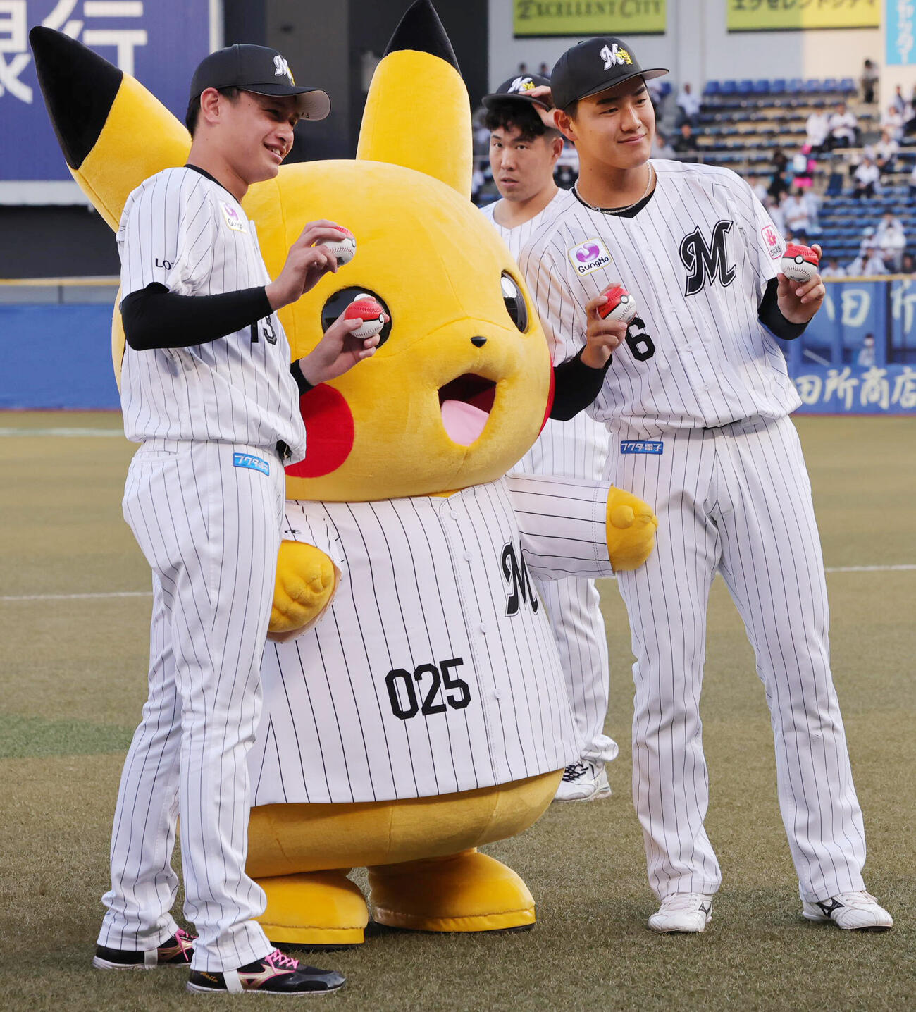 ロッテ対オリックス　ピカチュウと記念撮影するロッテ毛利海大（左）と西川史礁（撮影・野上伸悟）
