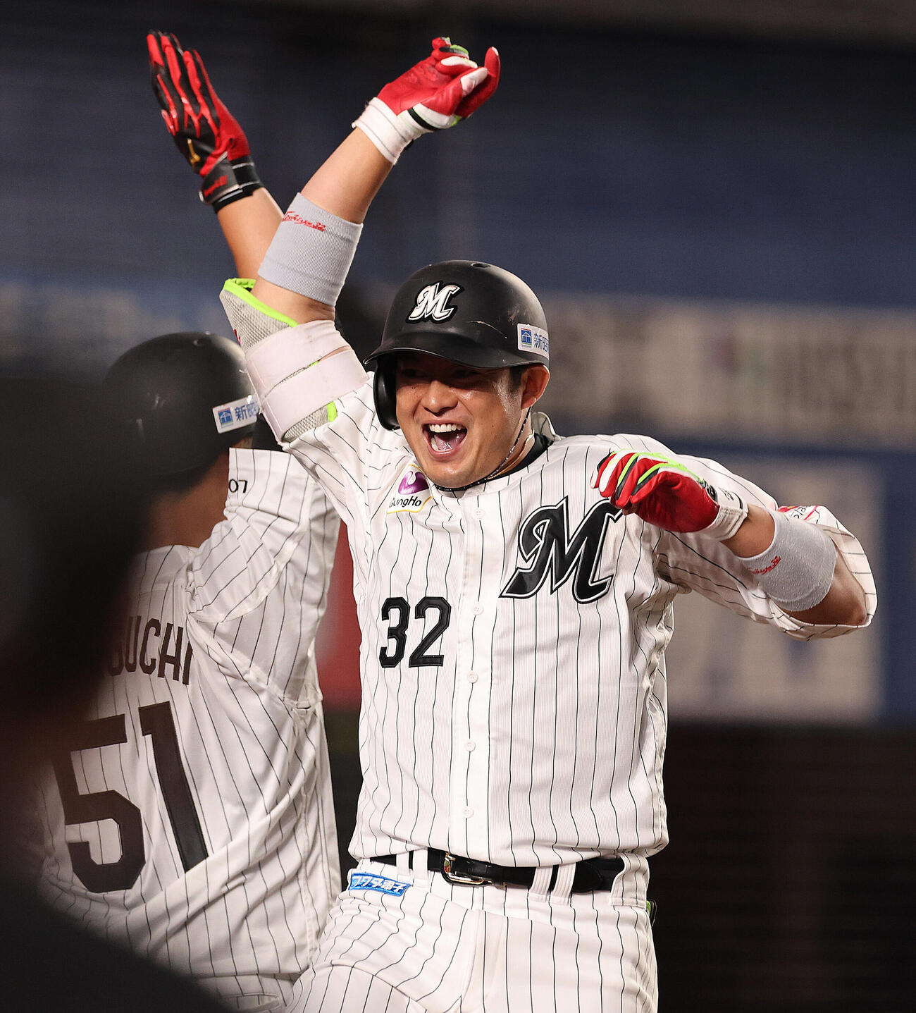 ロッテ対オリックス　3回裏ロッテ2死三塁、2点本塁打を放ち喜ぶ佐藤都志也（撮影・野上伸悟）