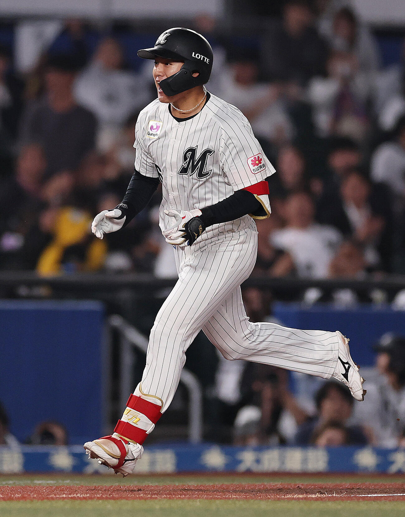 ロッテ対オリックス　7回裏ロッテ2死一、三塁、3点本塁打を放ち喜ぶ西川史礁（撮影・野上伸悟）