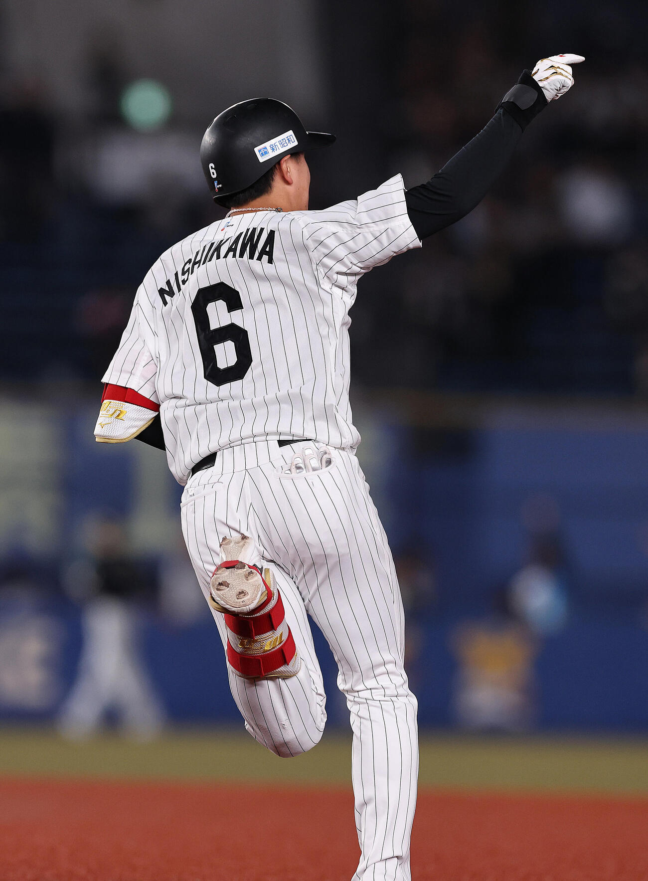 ロッテ対オリックス　7回裏ロッテ2死一、三塁、3点本塁打を放ち喜ぶ西川史礁（撮影・野上伸悟）