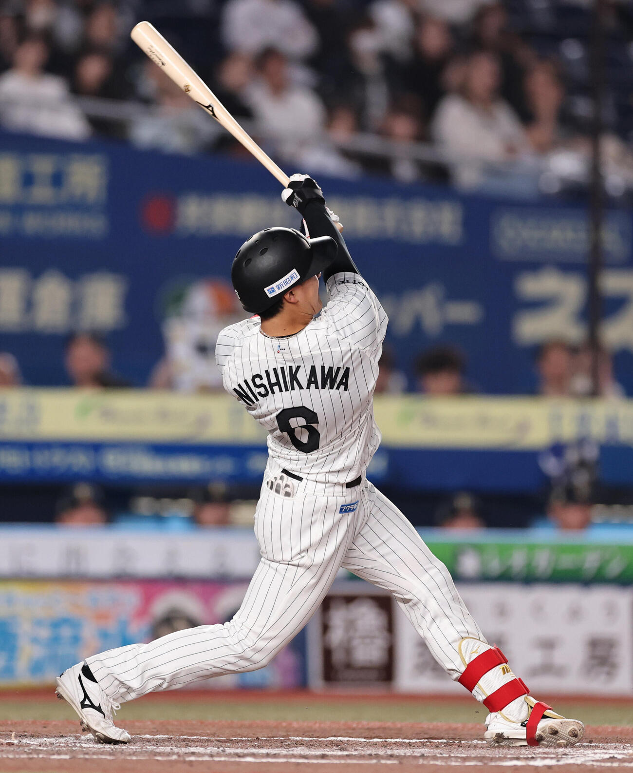 ロッテ対オリックス　7回裏ロッテ2死一、三塁、3点本塁打を放つ西川史礁（撮影・野上伸悟）