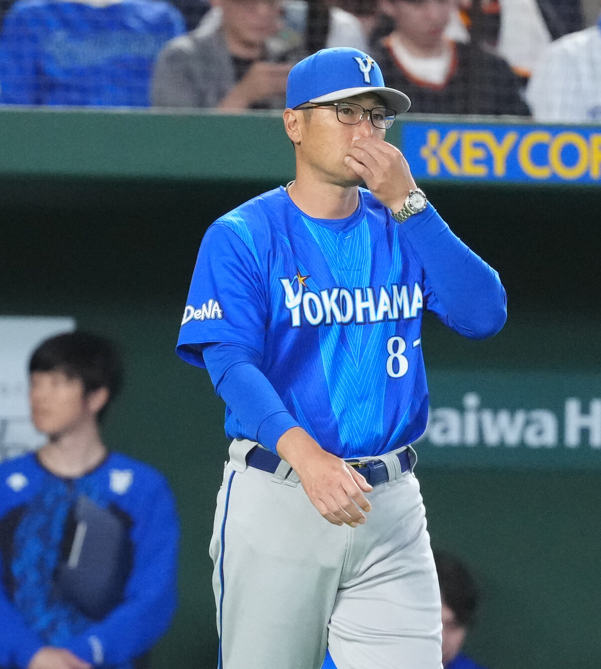巨人対DeNA 8回裏開始前、選手交代を告げに向かうDeNA相川亮二監督（撮影・江口和貴）