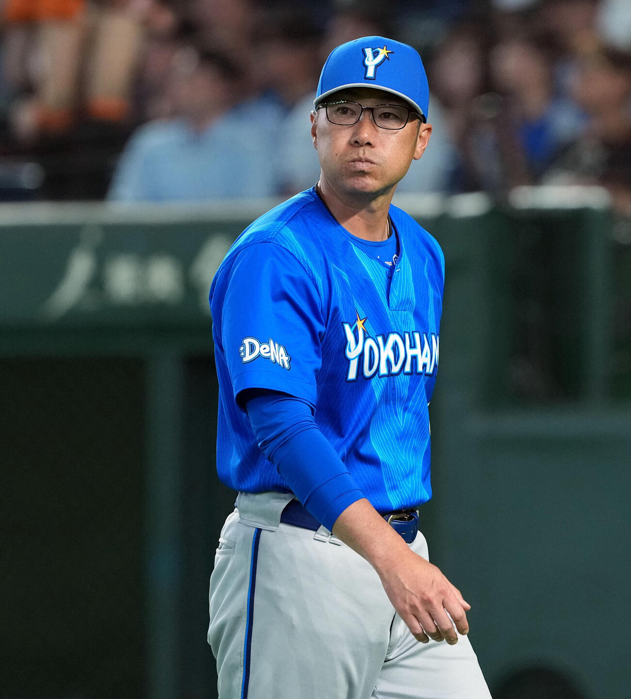 巨人対DeNA 6回裏、投手の交代を告げベンチに下がるDeNA相川亮二監督（撮影・たえ見朱実）