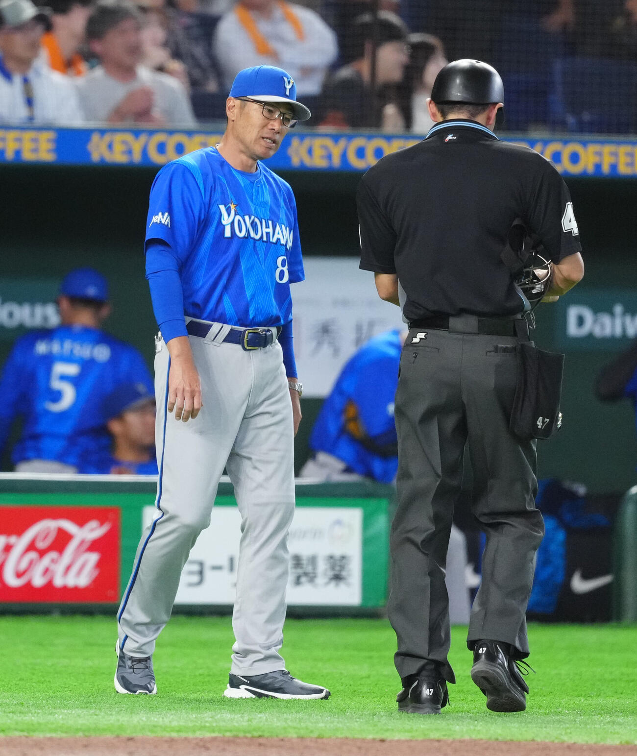巨人対DeNA 8回裏開始前、選手交代を告げるDeNA相川亮二監督（左）（撮影・江口和貴）