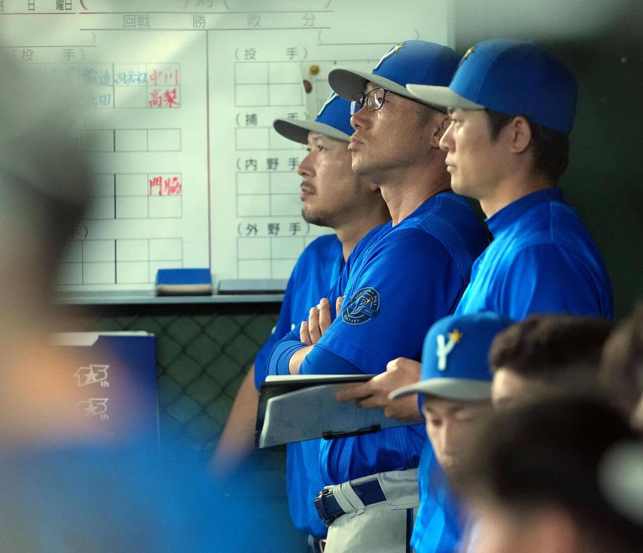 巨人対DeNA　戦況を見つめるDeNA相川亮二監督（撮影・たえ見朱実）