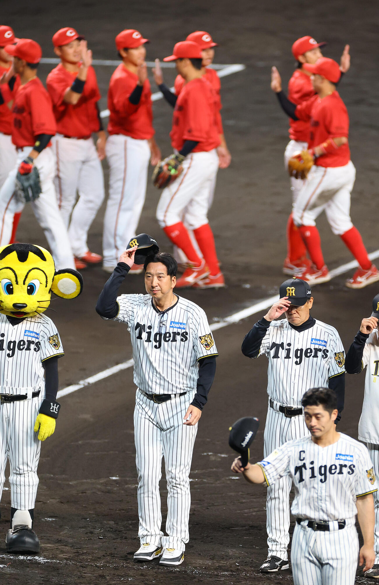阪神対広島　広島に敗れた阪神藤川球児監督（中央）はファンにあいさつをする（撮影・上田博志）