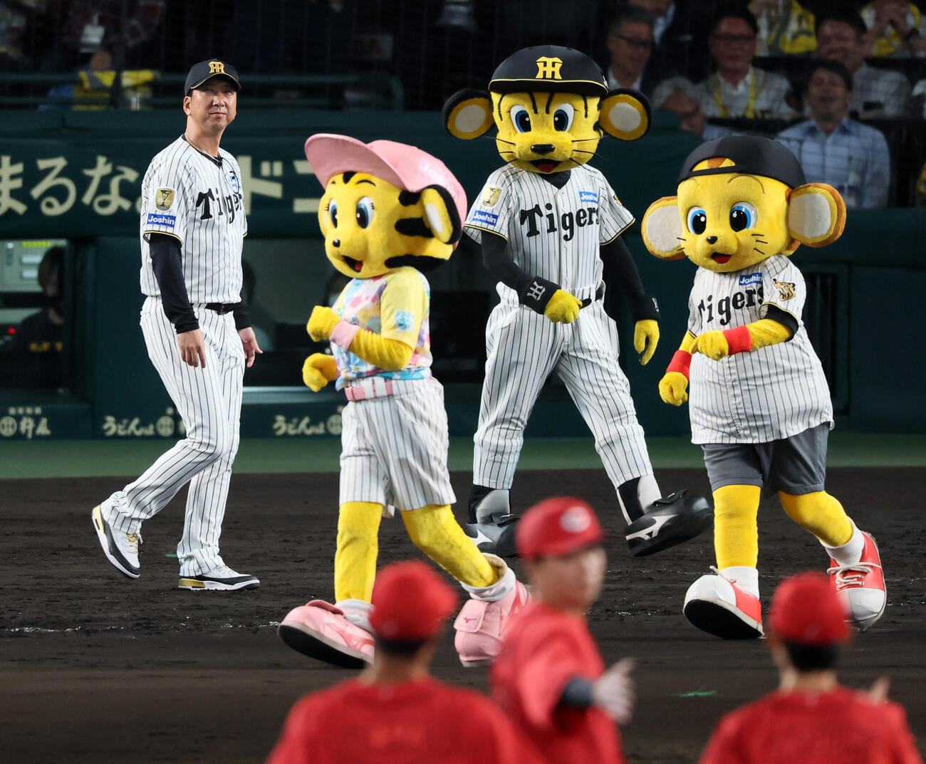 阪神対広島　広島に敗れファンへのあいさつのためグラウンドに出る阪神藤川球児監督（撮影・加藤哉）