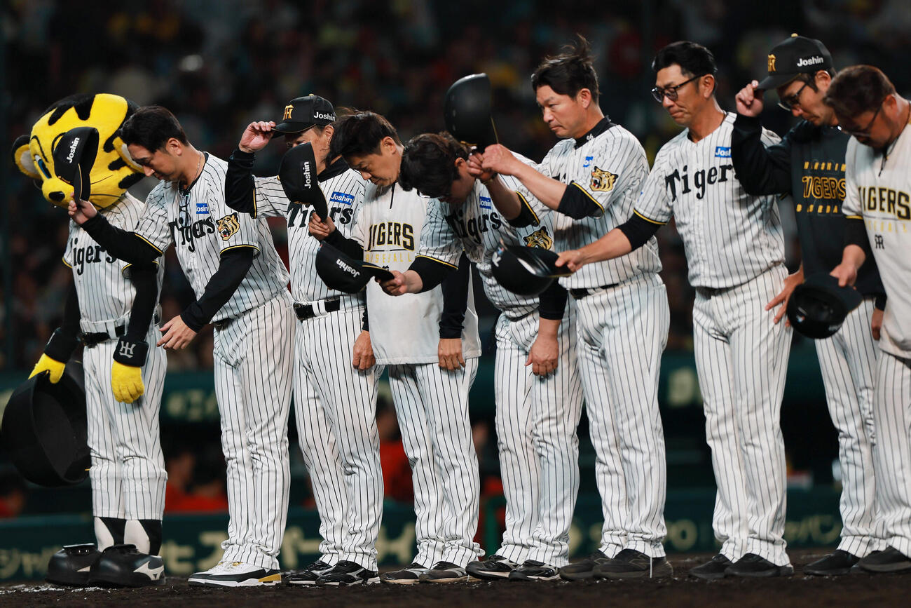 阪神対広島　グラウンドに整列しファンにあいさつする阪神藤川球児監督（左）ら（撮影・上山淳一）..