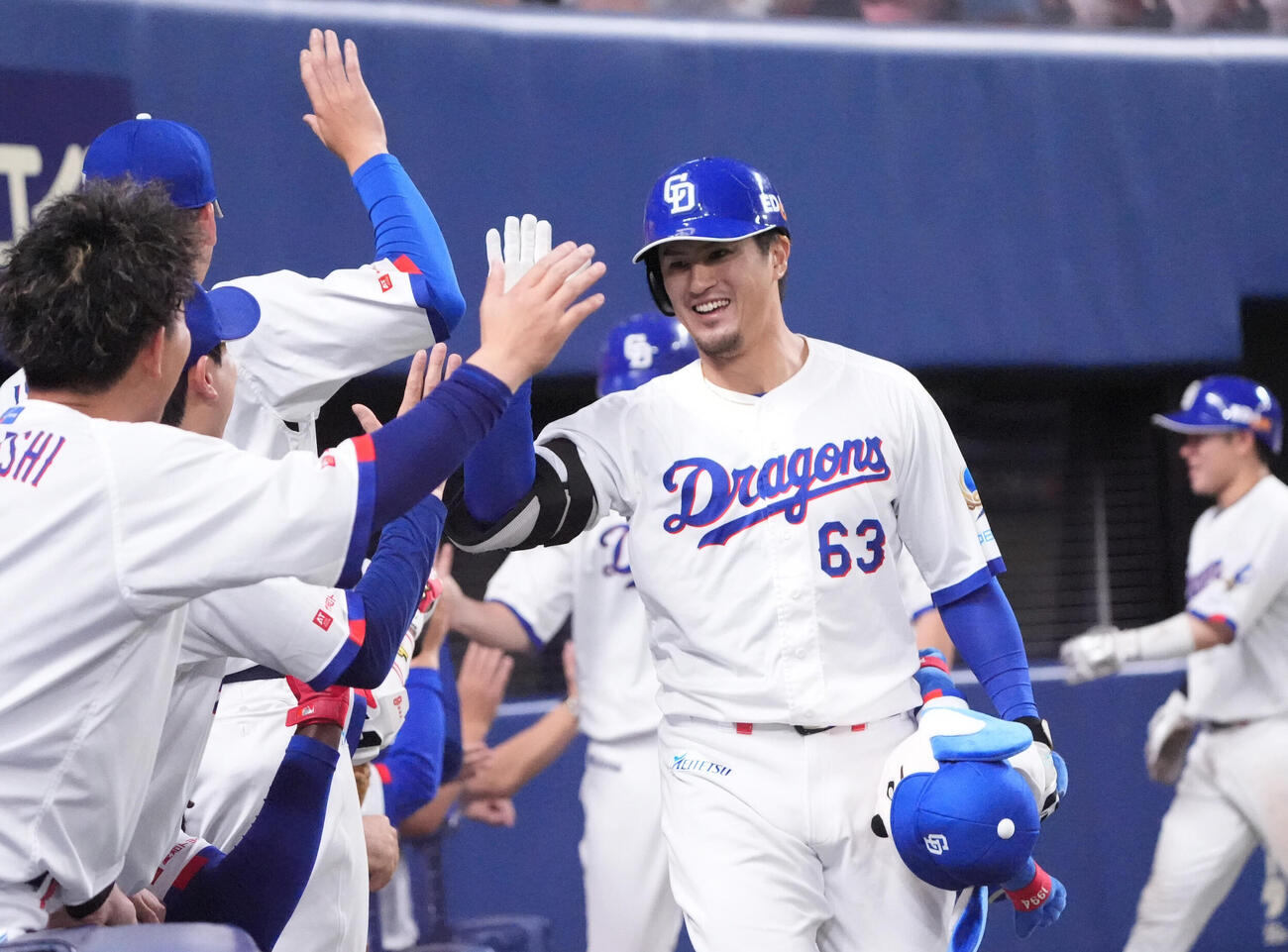 中日対ヤクルト　7回裏中日2死満塁、板山祐太郎（右）は満塁本塁打を放ちナインとタッチを交わす（撮影・森本幸一）