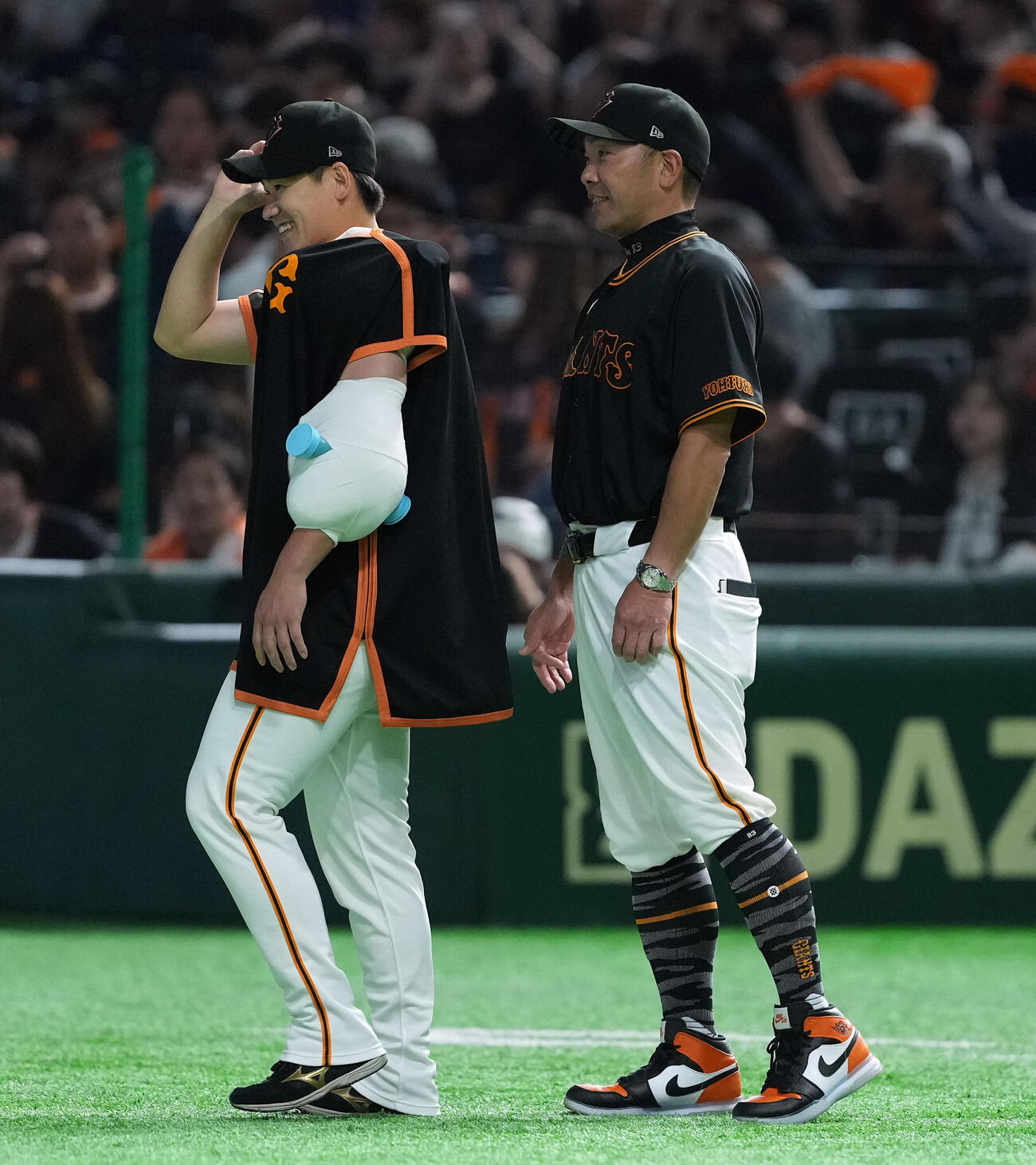 巨人対DeNA DeNAに勝利し今季3勝目を挙げた巨人井上温大（左）と笑顔を見せる巨人阿部慎之助監督（撮影・たえ見朱実）