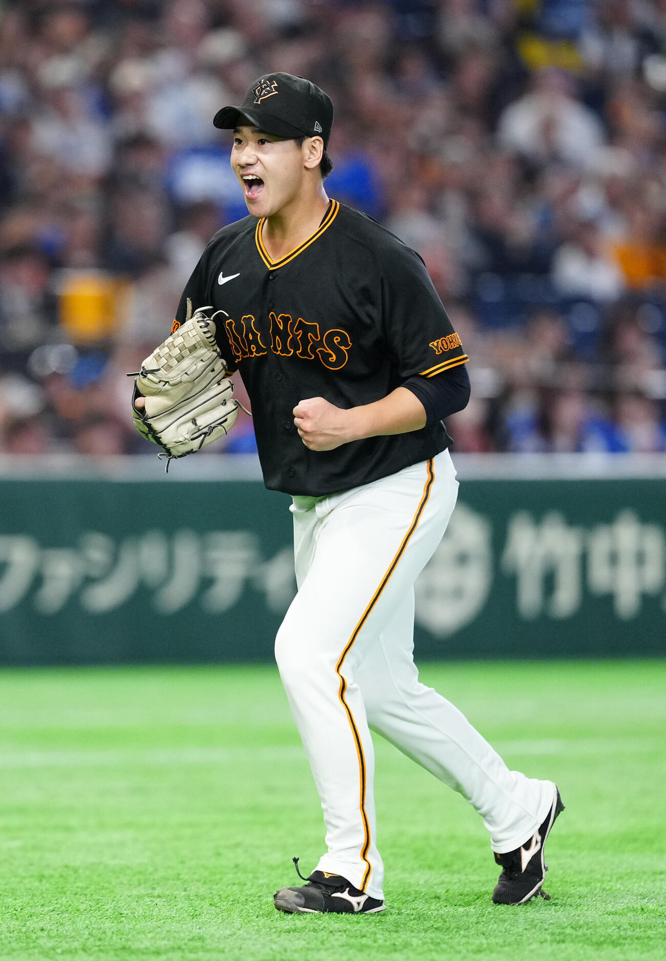 巨人対DeNA 8回表DeNA2死、代打蝦名達夫を三ゴロに仕留め、ガッツポーズを見せる井上温大（撮影・江口和貴）