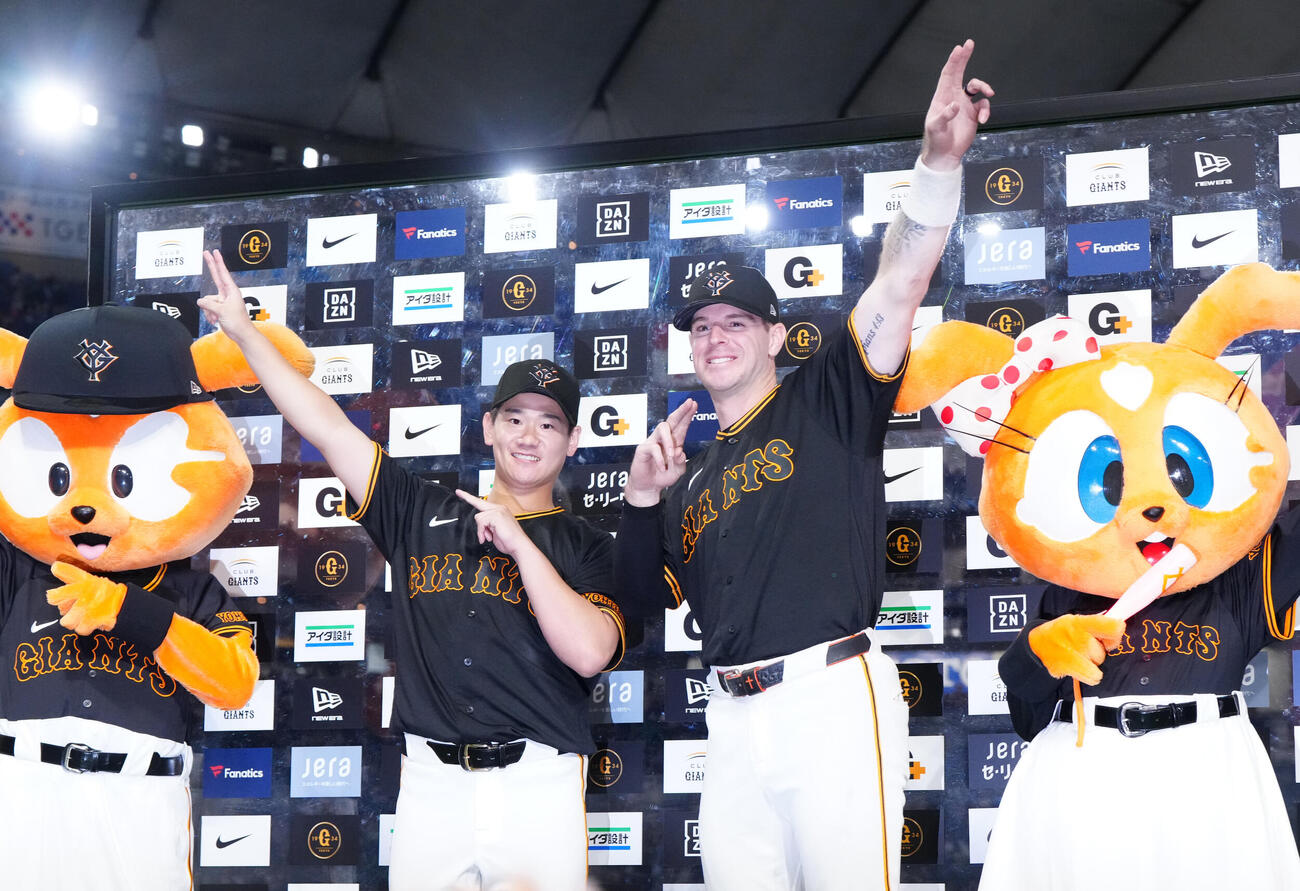 巨人対DeNA　試合後、お立ち台で弓引きポーズを見せる巨人トレイ・キャベッジ（中央右）と井上温大（同左）（撮影・江口和貴）