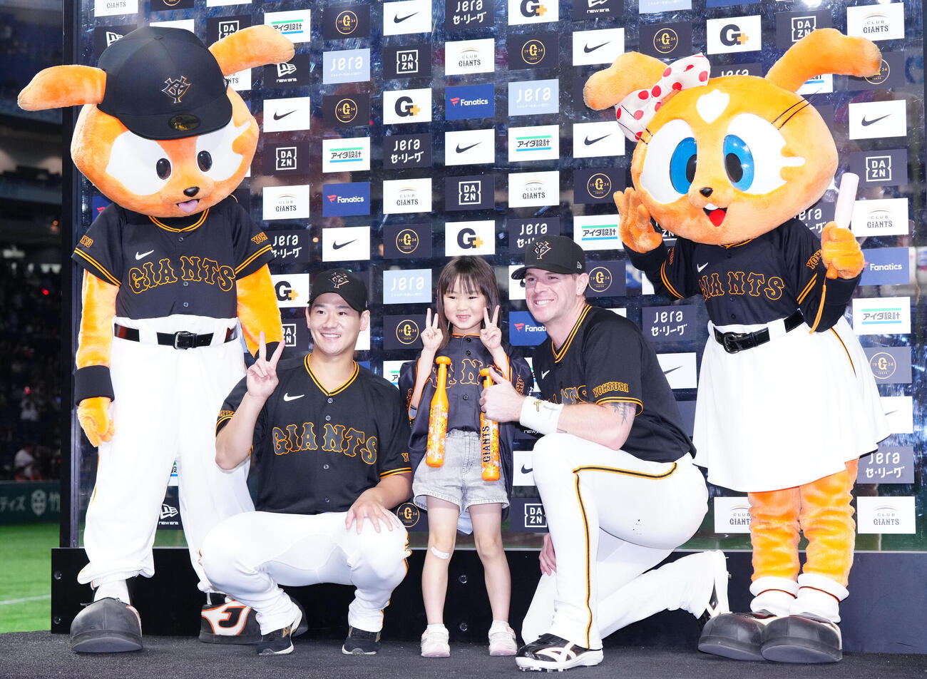 巨人対DeNA　試合後、お立ち台でファンと写真に納まる巨人トレイ・キャベッジ（中央右）と井上温大（同左）（撮影・江口和貴）