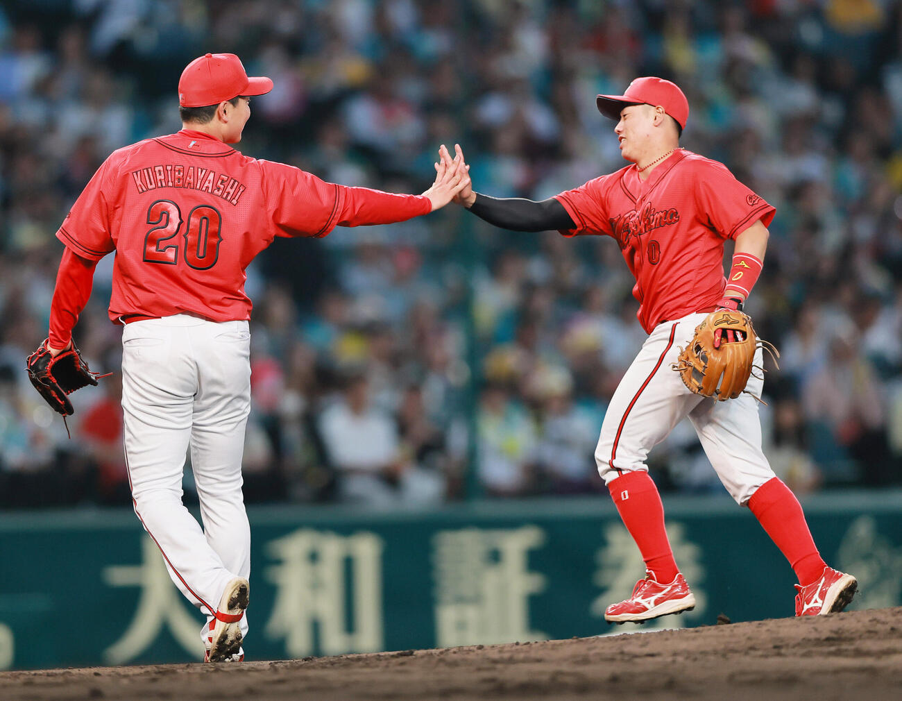 阪神対広島　4回裏阪神2死、攻守を見せた勝田成（右）とタッチをかわす栗林良吏（撮影・上山淳一）