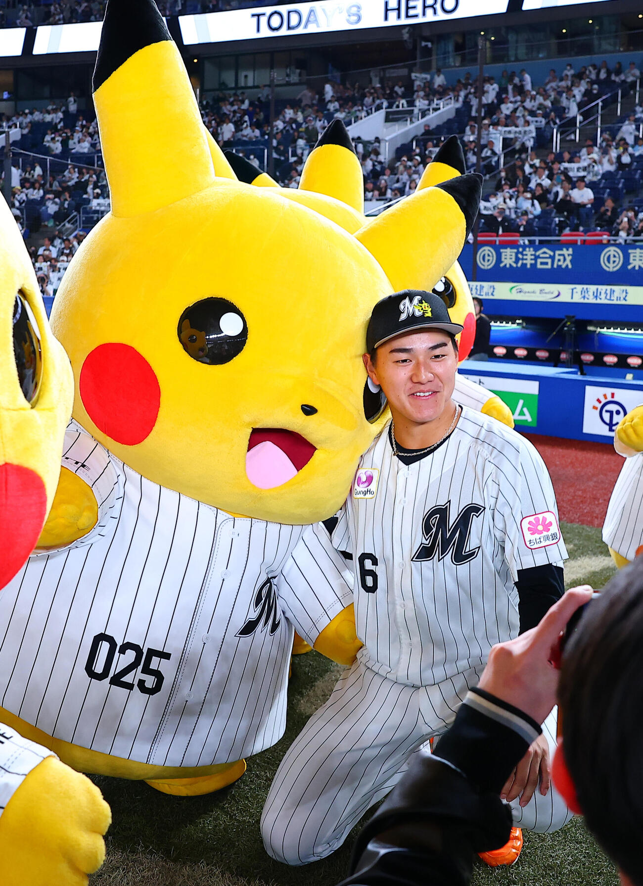 ロッテ対オリックス　ピカチュウと勝利を喜ぶロッテ西川史礁（撮影・野上伸悟）