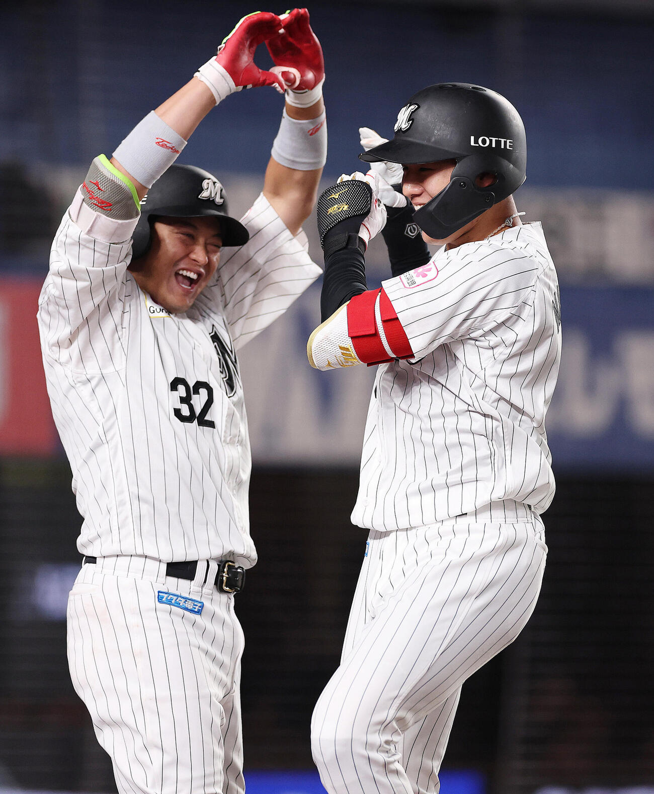 ロッテ対オリックス　7回裏ロッテ2死一、三塁、3点本塁打を放ち佐藤都志也（左）と喜ぶ西川史礁（撮影・野上伸悟）