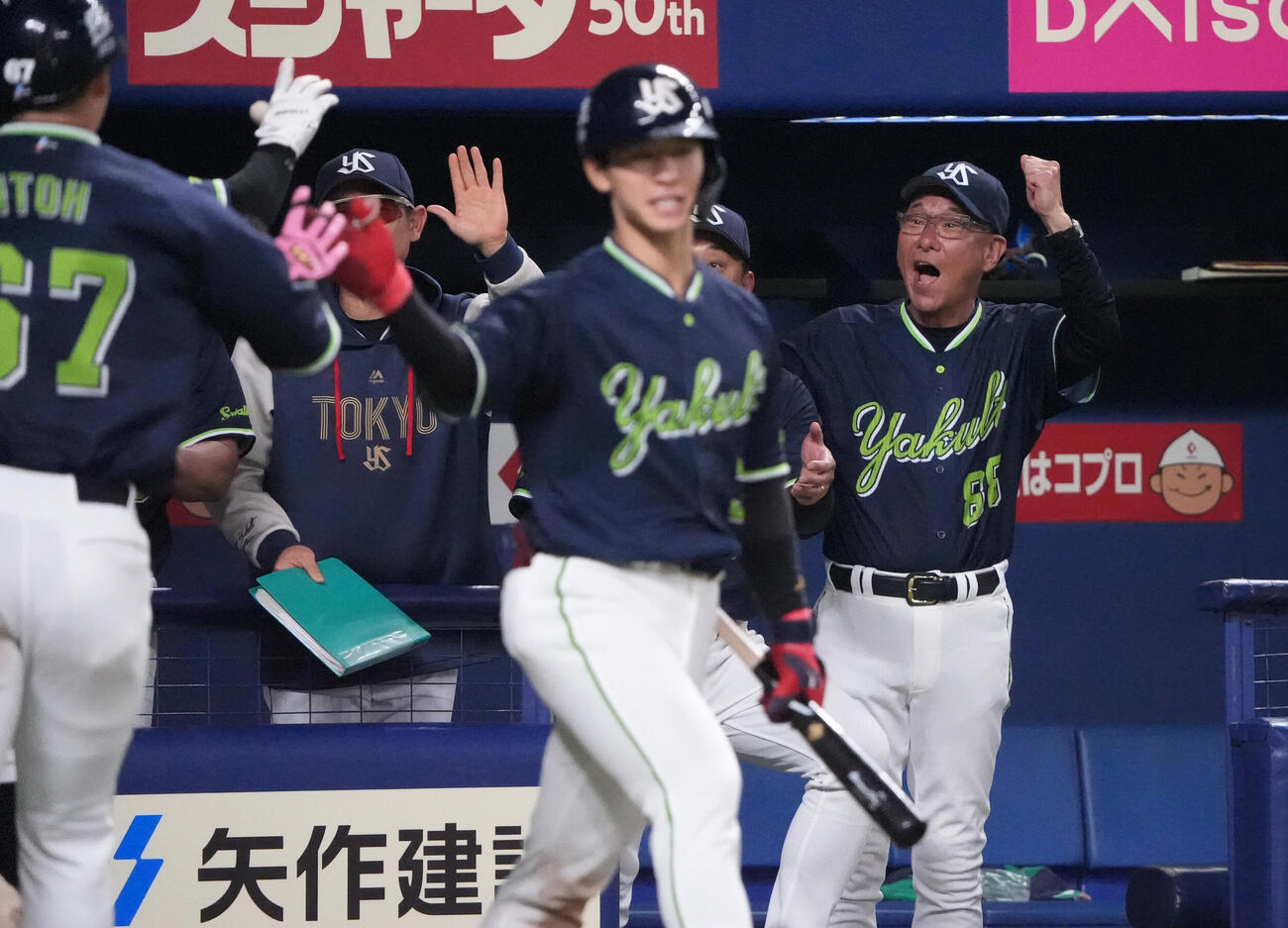 中日対ヤクルト　9回表ヤクルト無死一塁、池山隆寛監督（右）は2点本塁打を放った増田珠を迎える（撮影・森本幸一）