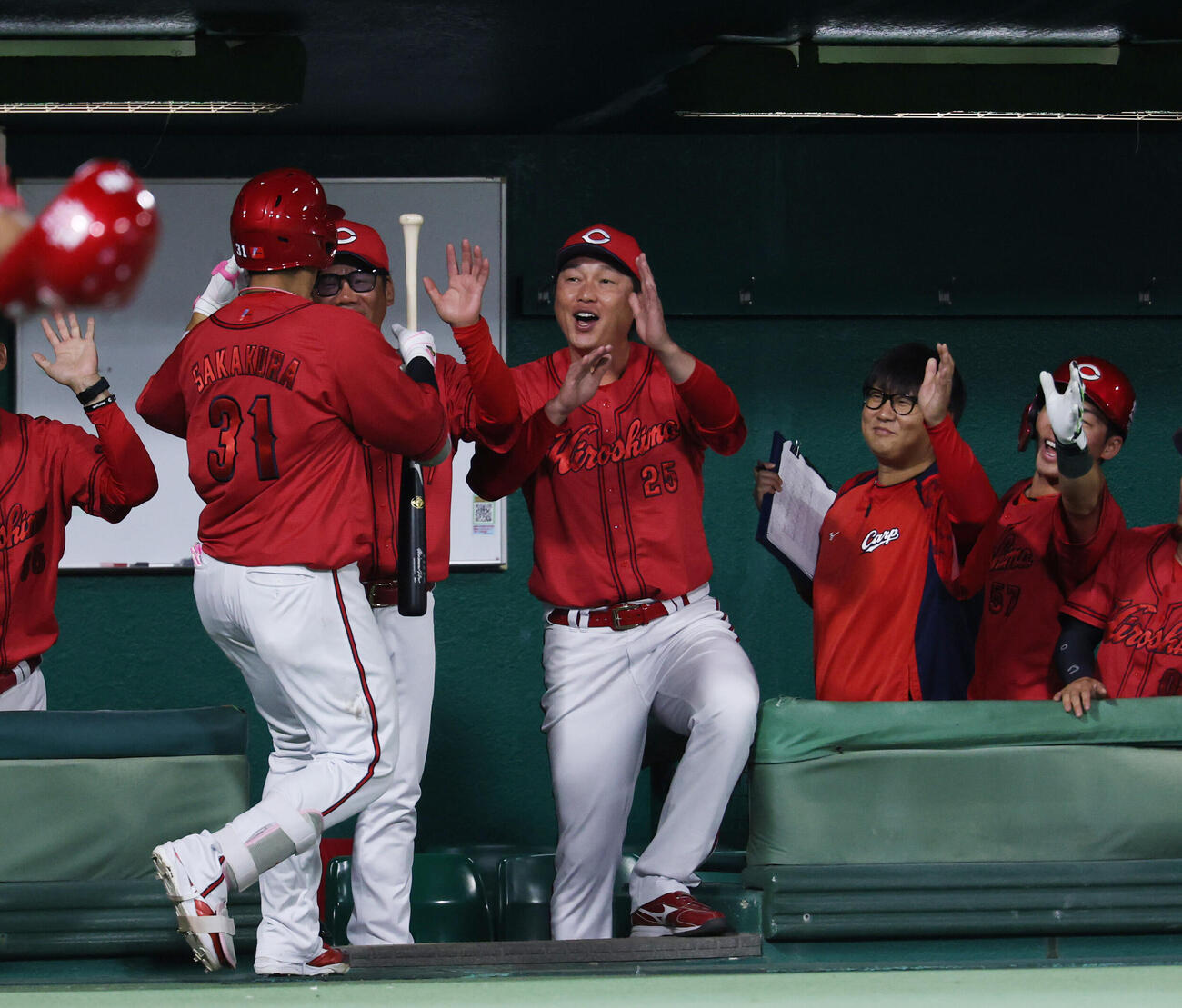 巨人対広島　5回表広島2死、ソロ本塁打を放った坂倉将吾を出迎える新井貴浩監督（撮影・増田悦実）