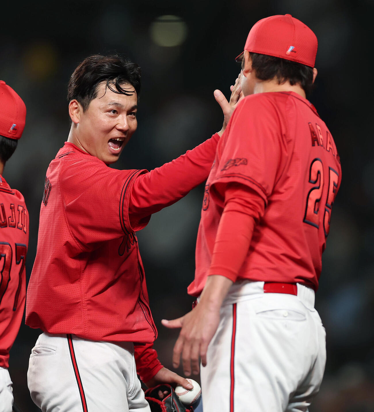 阪神対広島　完封勝利を挙げ、新井貴浩監督（右）とタッチを交わす広島栗林良吏（撮影・前田充）